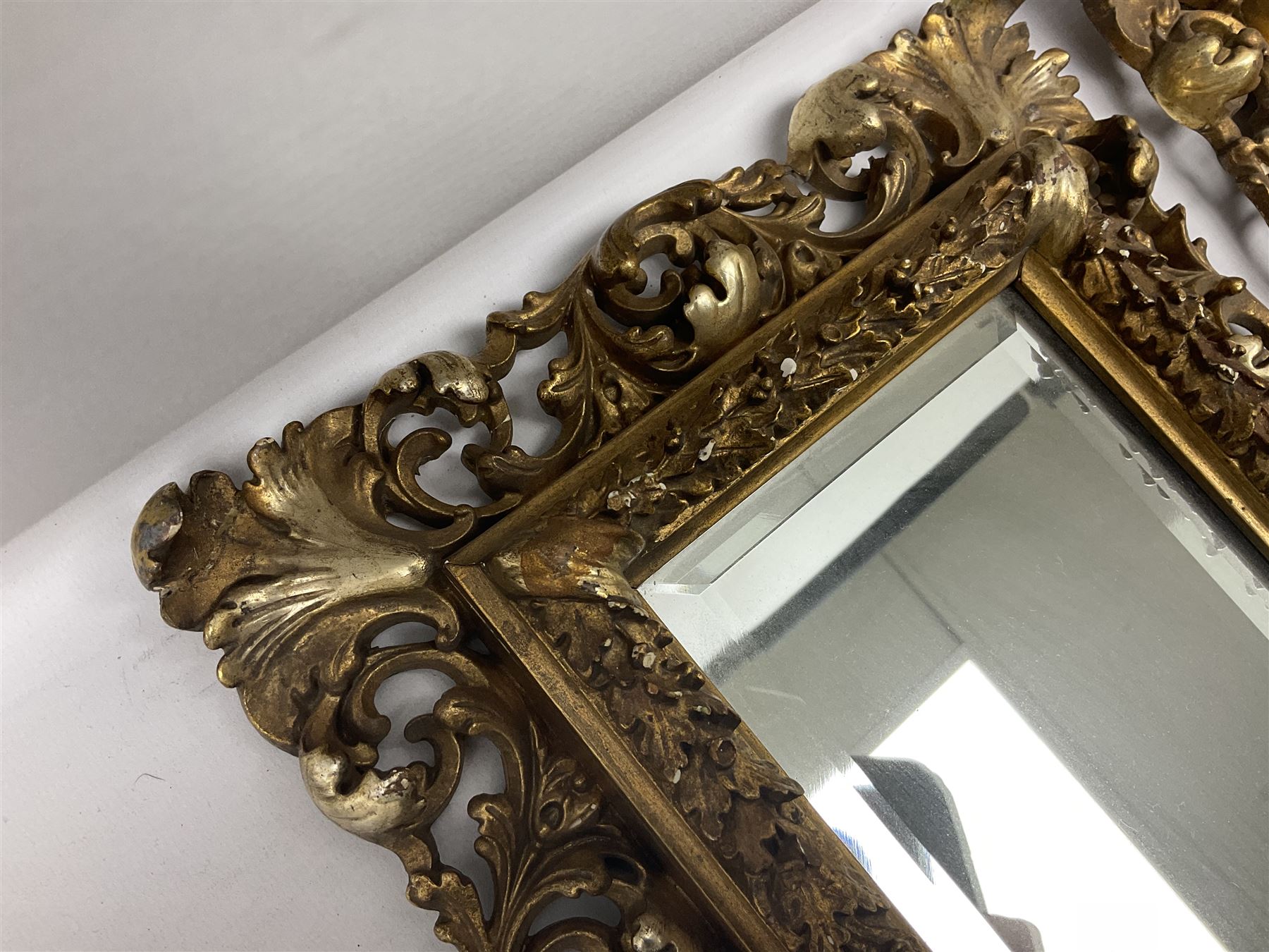 Pair of Florentine carved giltwood mirrors - Image 4 of 11