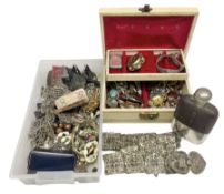 Collection of vintage and later brooches and costume jewellery