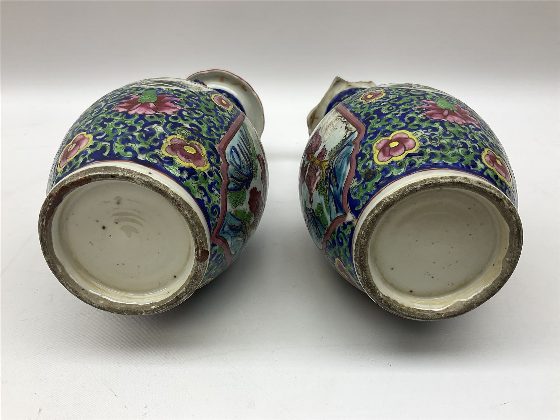 Pair of 19th century clobbered Chinese Export vases - Image 7 of 8