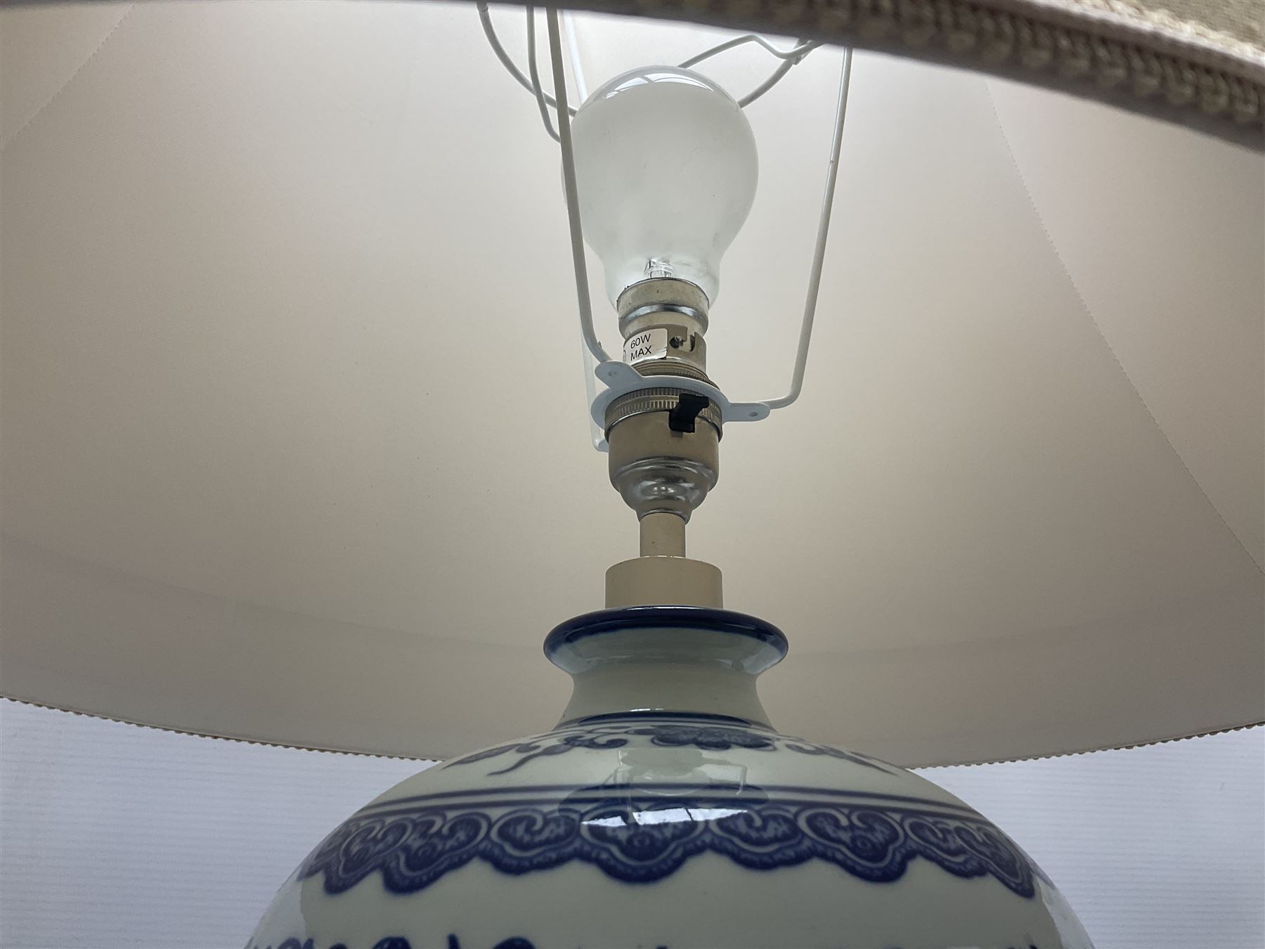 Two blue and white oriental style table lamps - Image 4 of 13