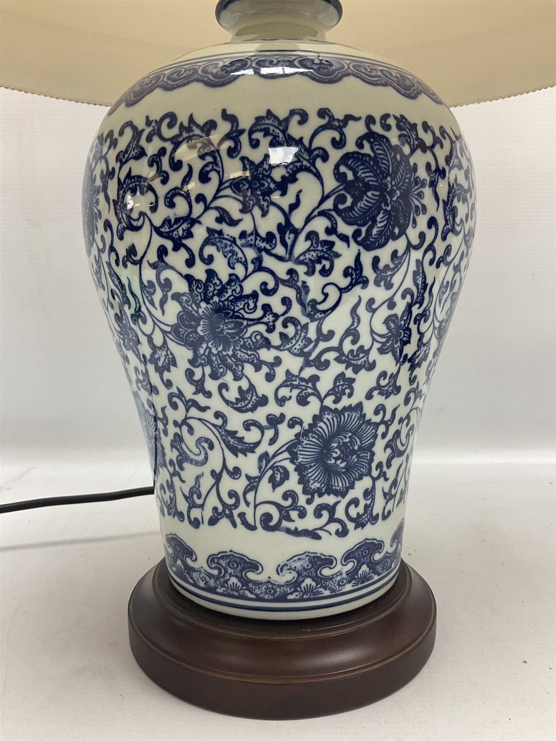 Two blue and white oriental style table lamps - Image 6 of 13