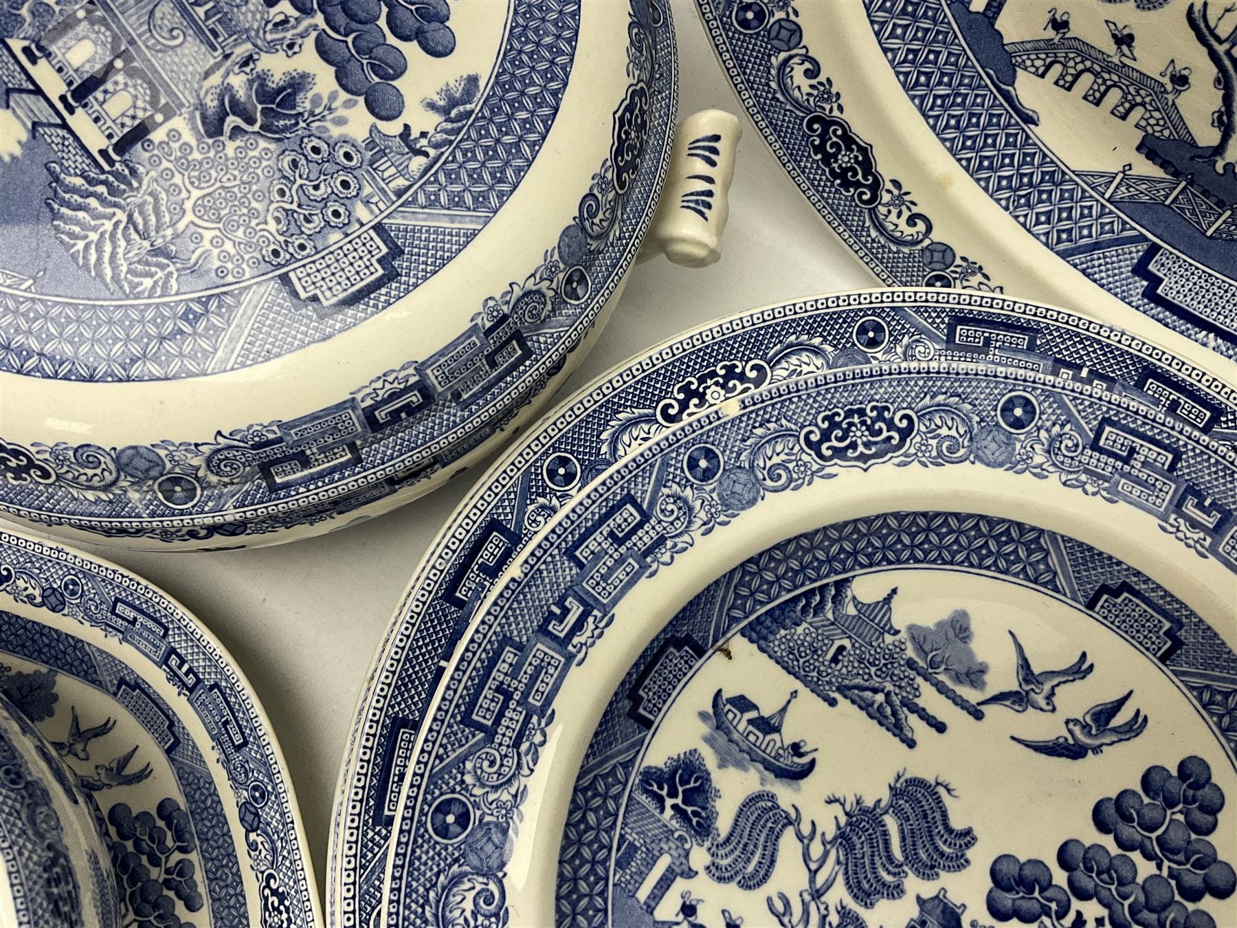 Wedgwood of Etruria blue and white willow patterned tea and dinner wares - Image 6 of 6