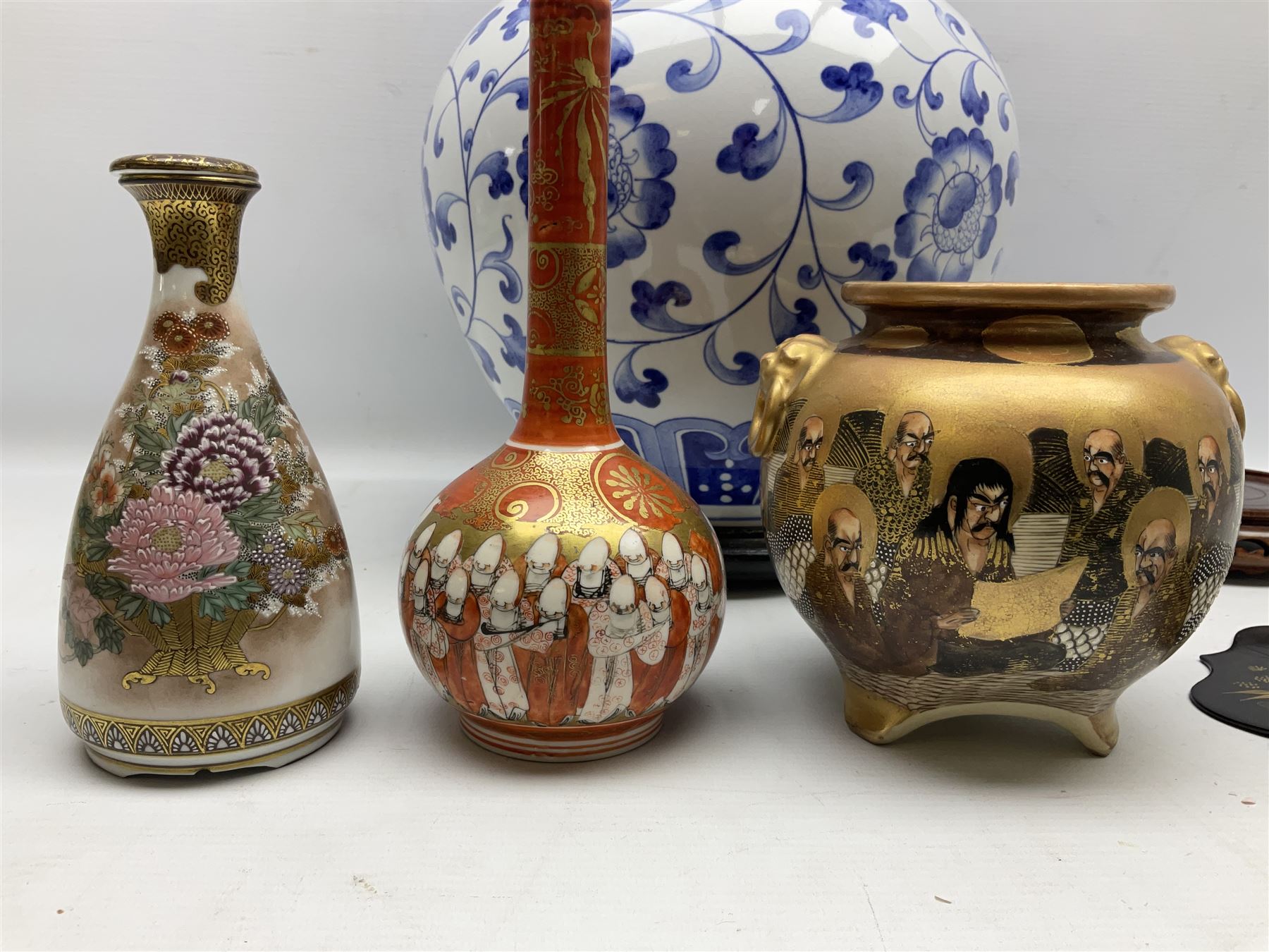 Pair of Japanese Imari bud vases - Image 7 of 9