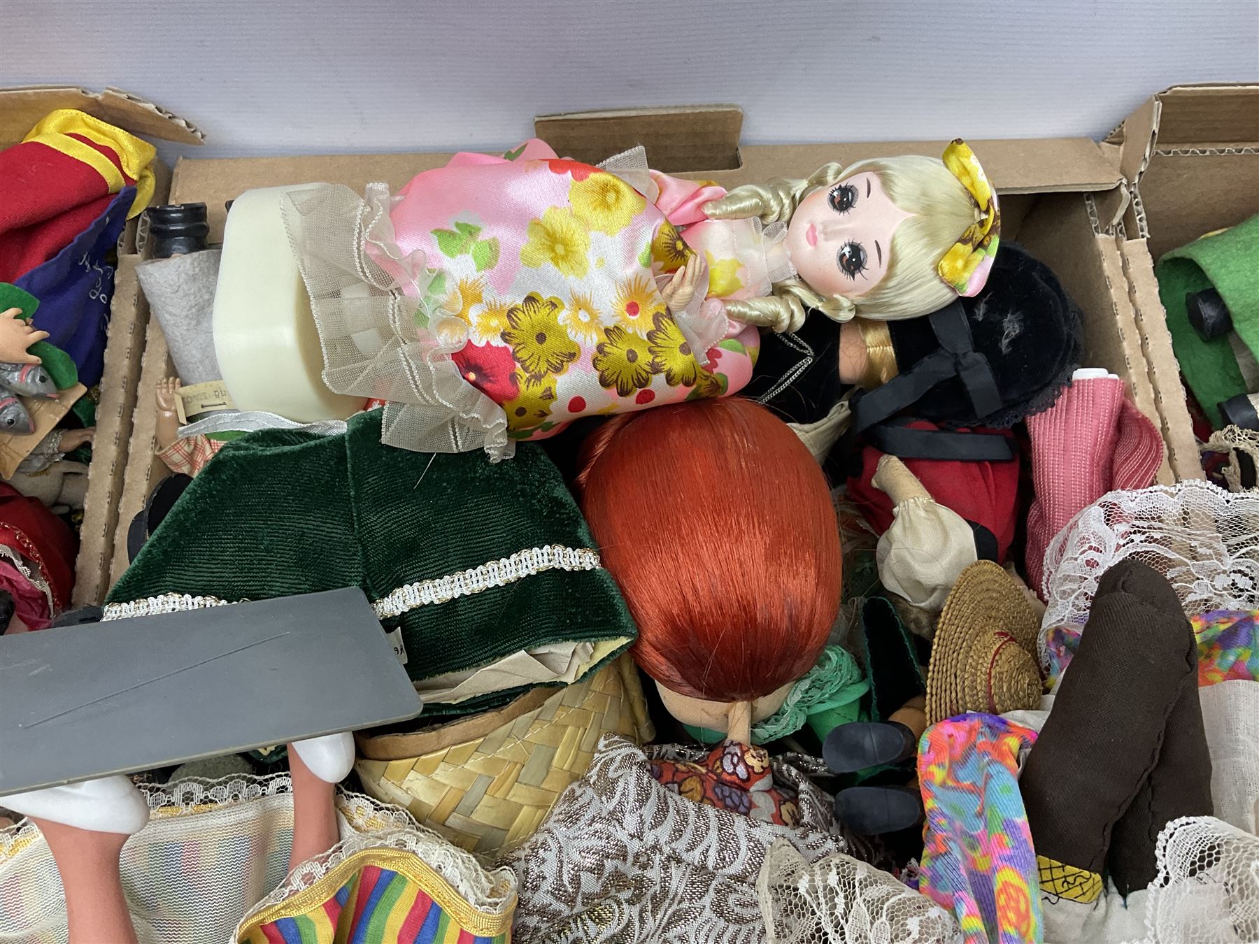 Collection of approximately 150 various dolls of the world - Image 5 of 14