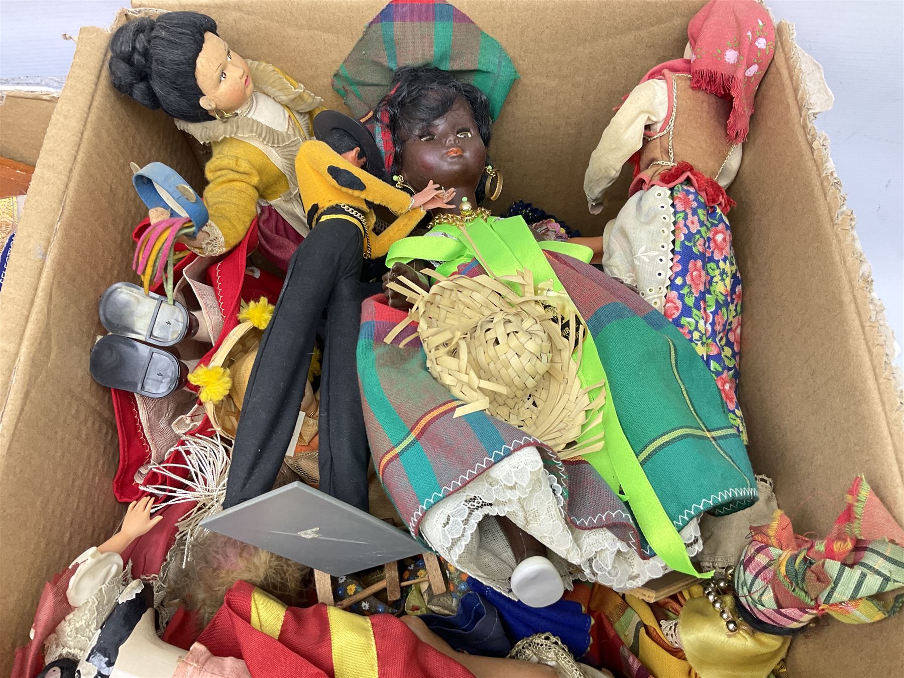 Collection of approximately 150 various dolls of the world - Image 12 of 14