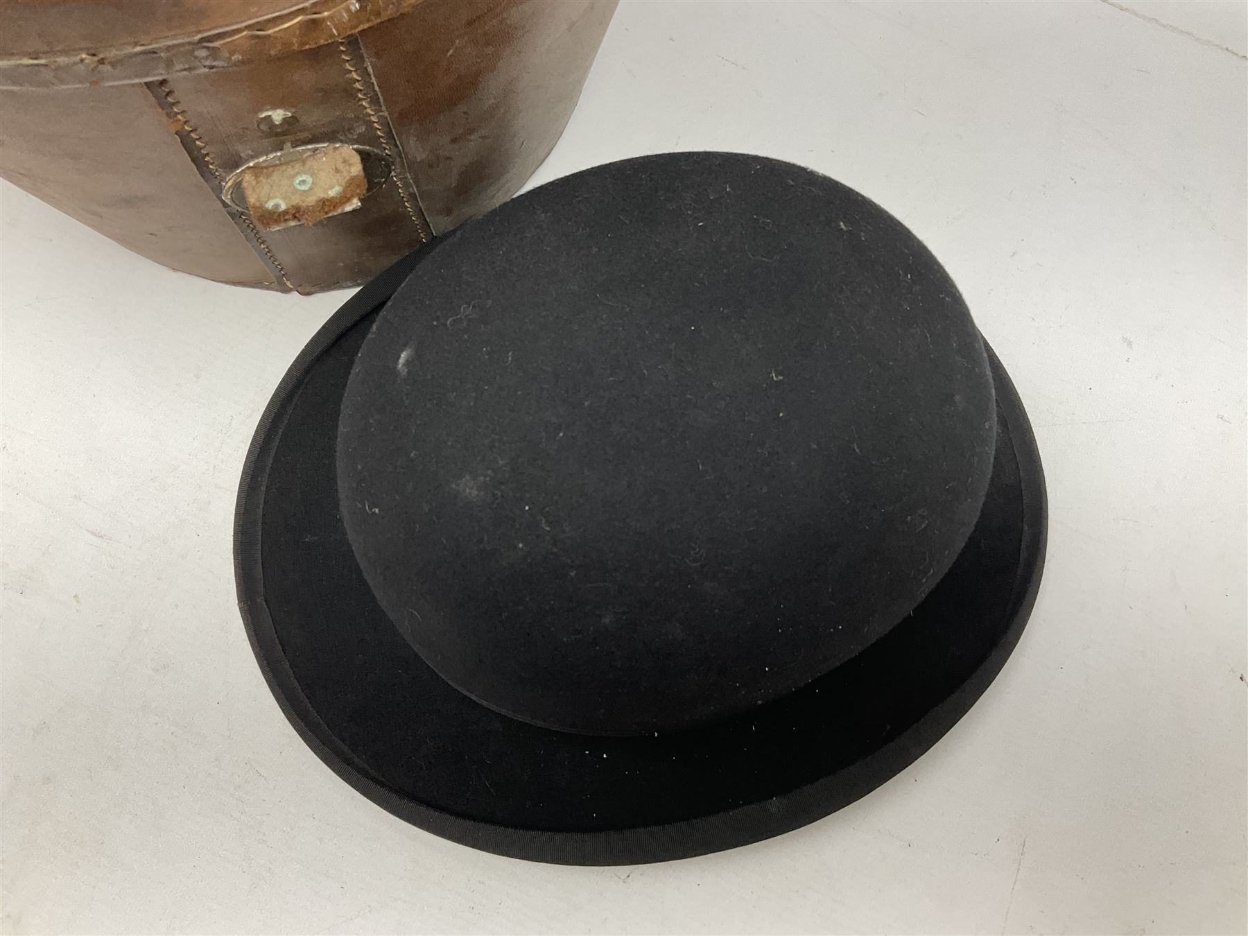 Bowler hat in leather hat box W36cm - Image 2 of 8