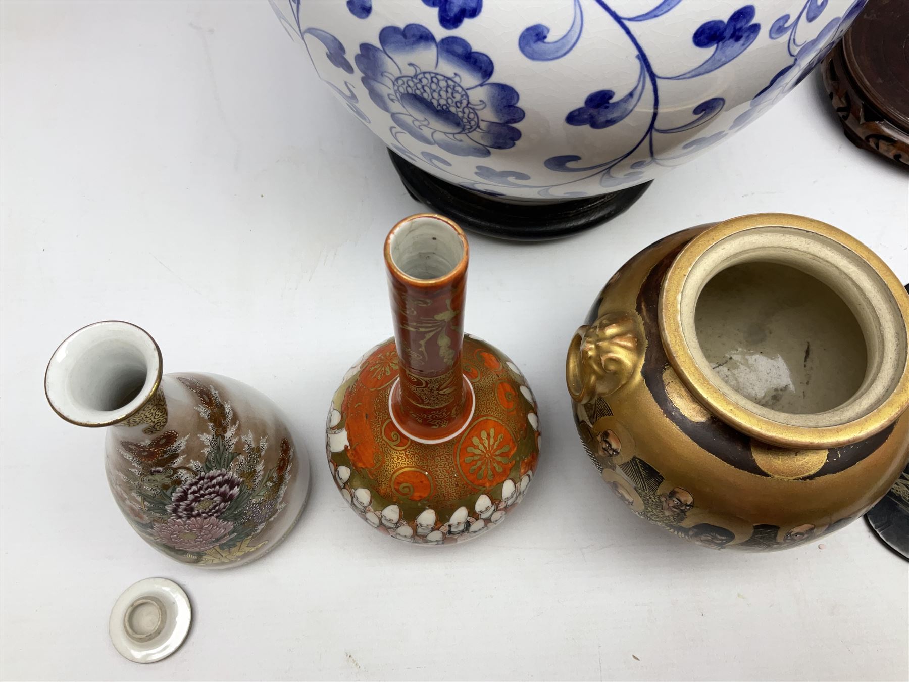 Pair of Japanese Imari bud vases - Image 8 of 9