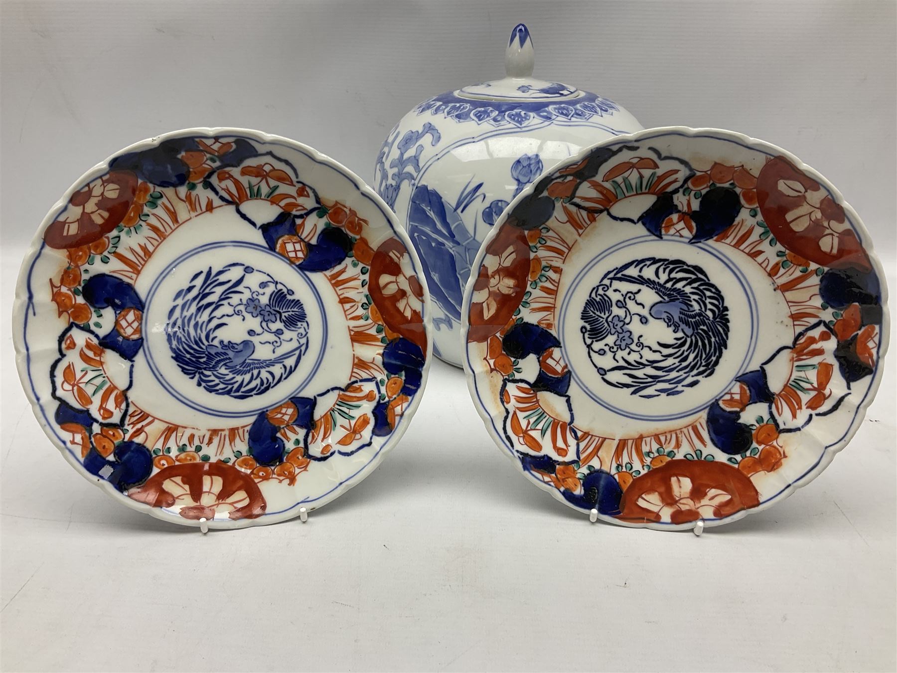 Pair of scalloped plates decorated in the Imari palette decorated with central circular motif of bir - Image 4 of 8