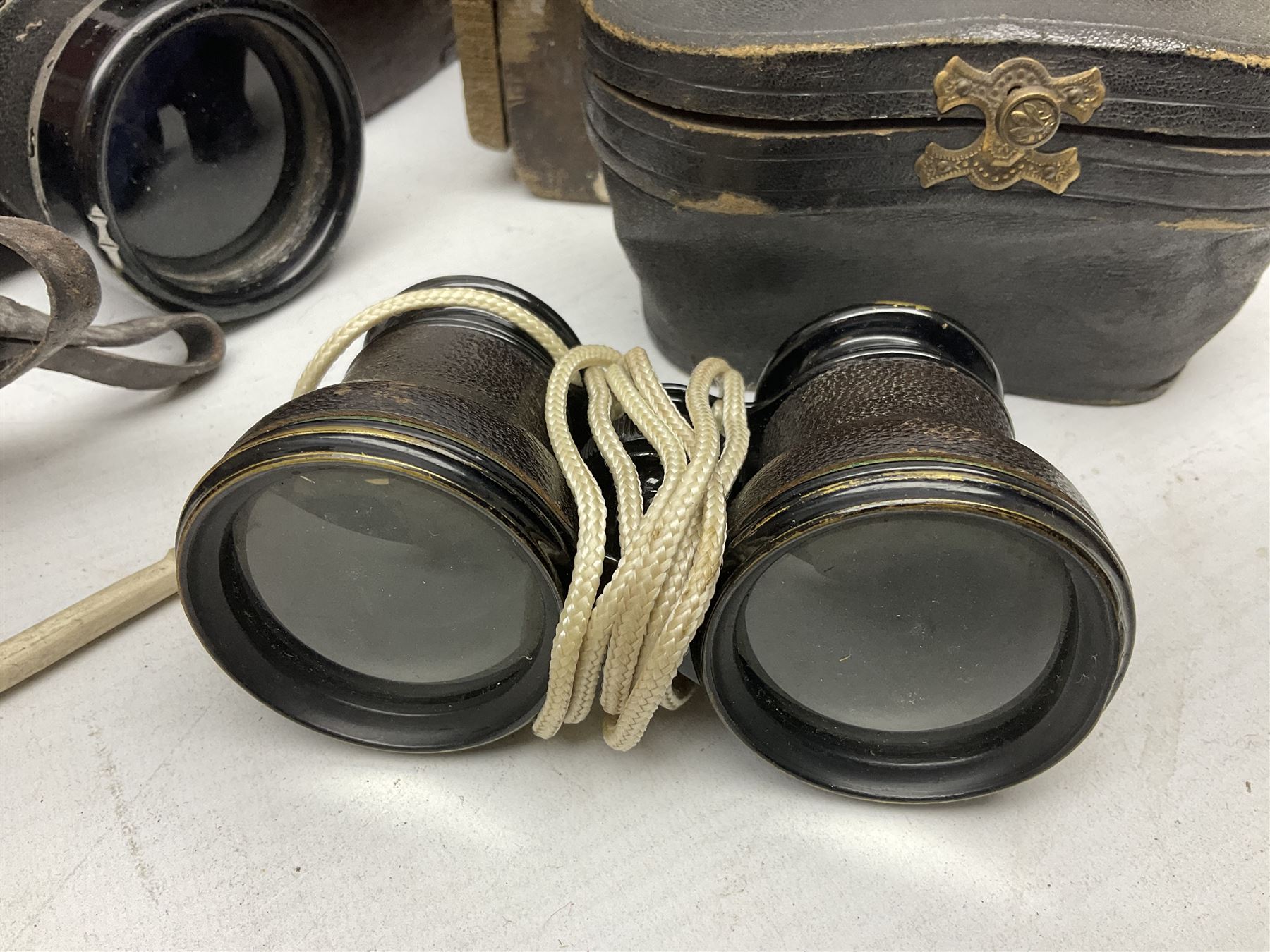 Pair of Lemaire Fabi of Paris mother of pearl opera glasses - Image 2 of 11