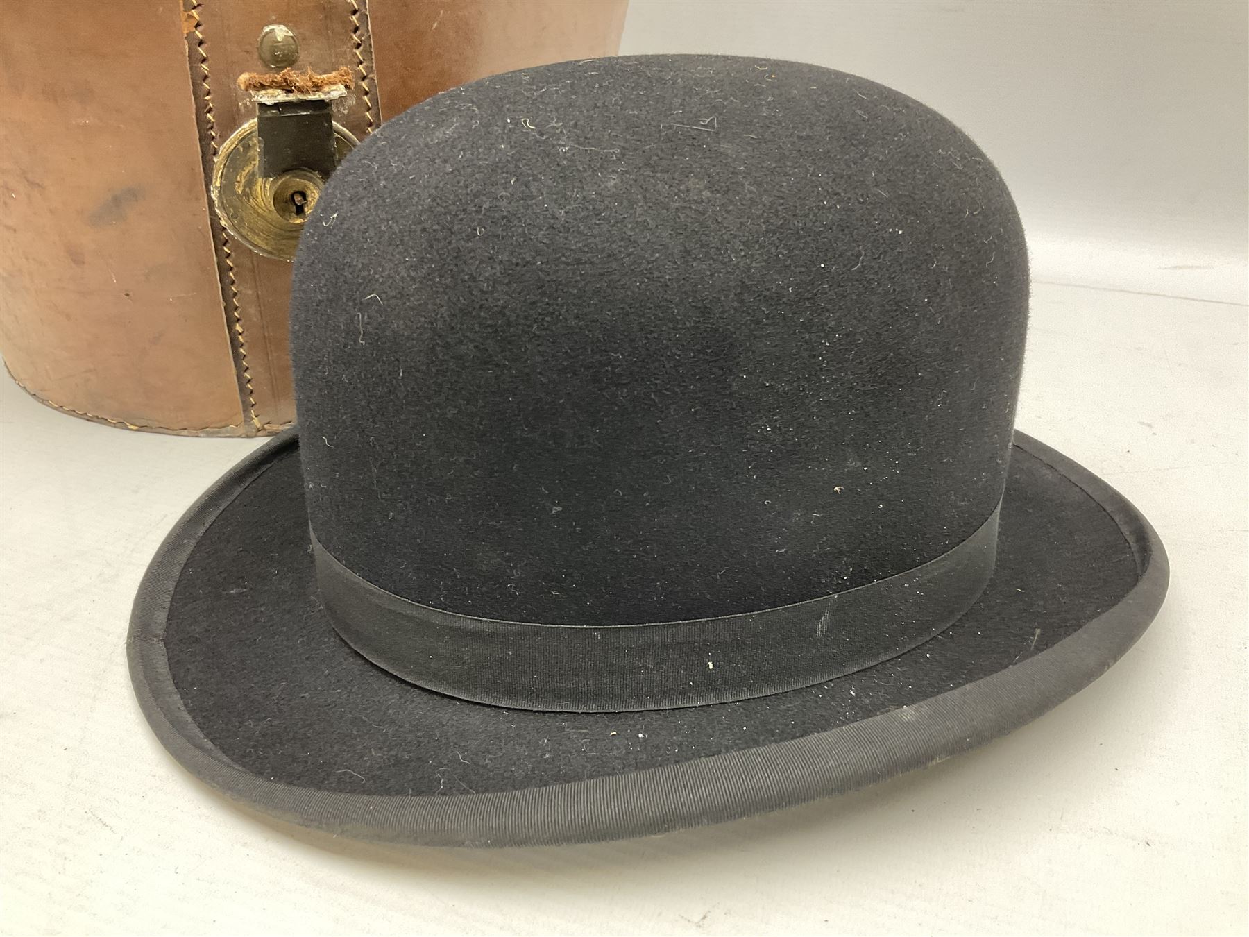 Bowler hat in leather hat box W36cm - Image 3 of 8