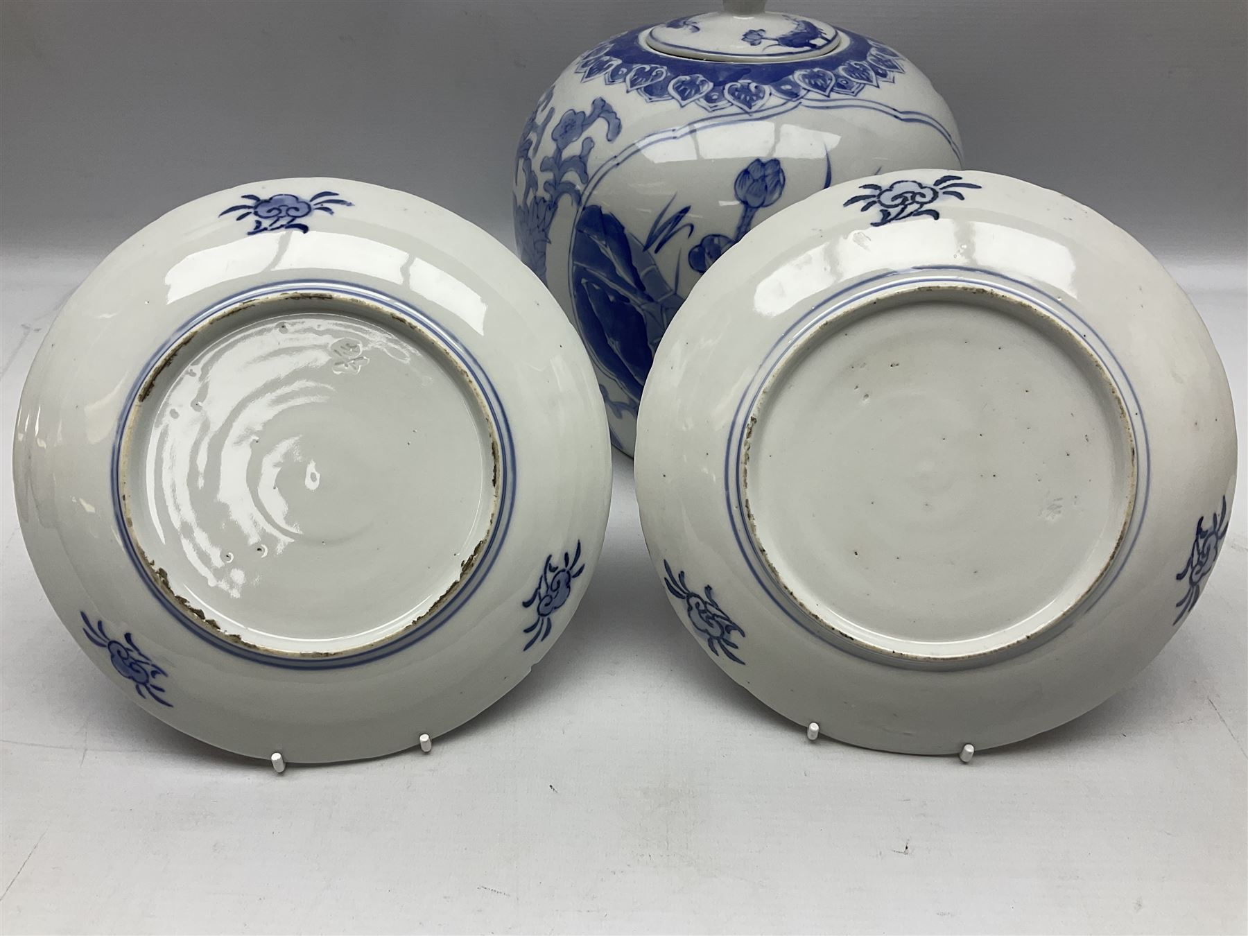 Pair of scalloped plates decorated in the Imari palette decorated with central circular motif of bir - Image 5 of 8
