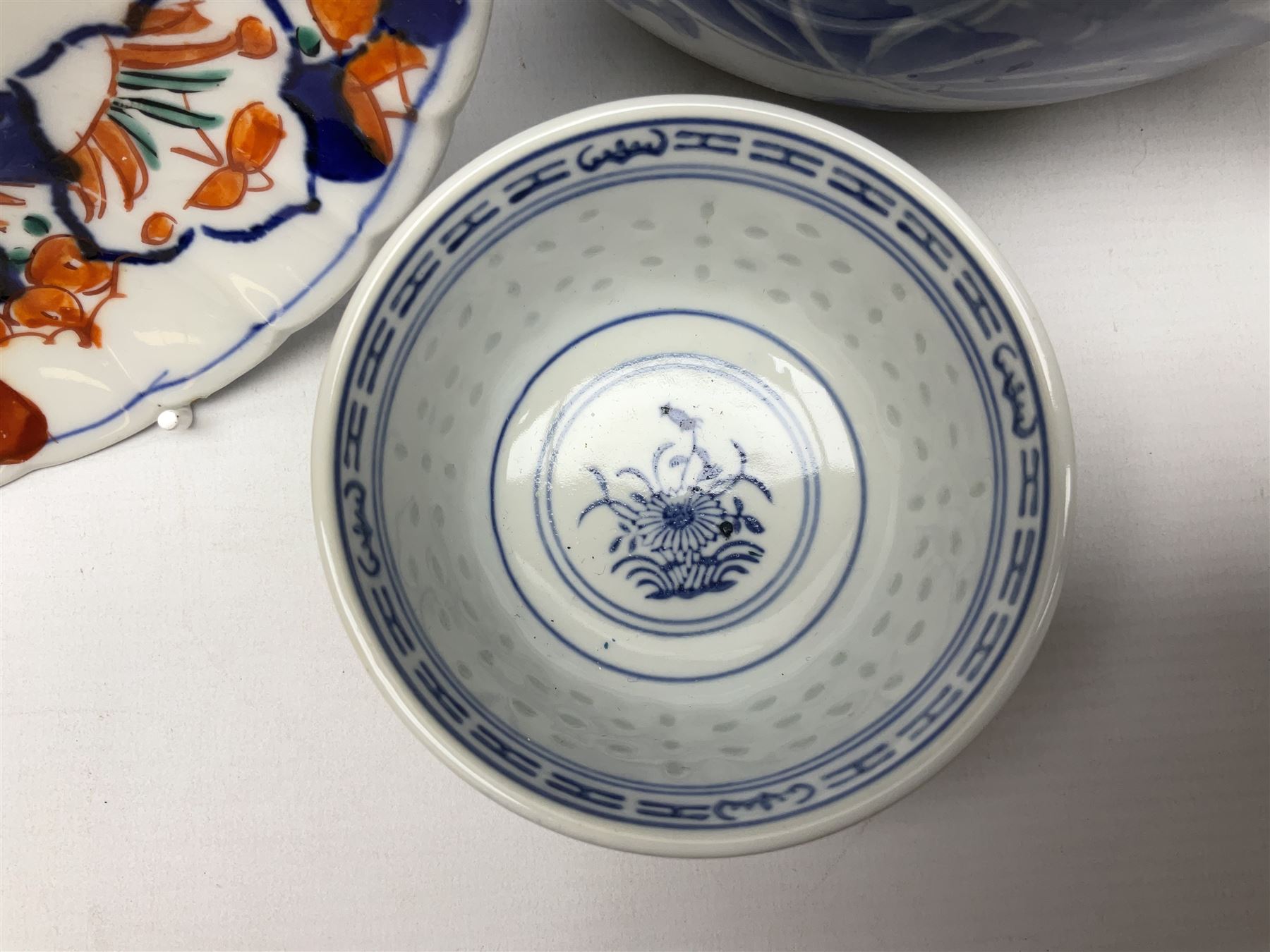 Pair of scalloped plates decorated in the Imari palette decorated with central circular motif of bir - Image 2 of 8