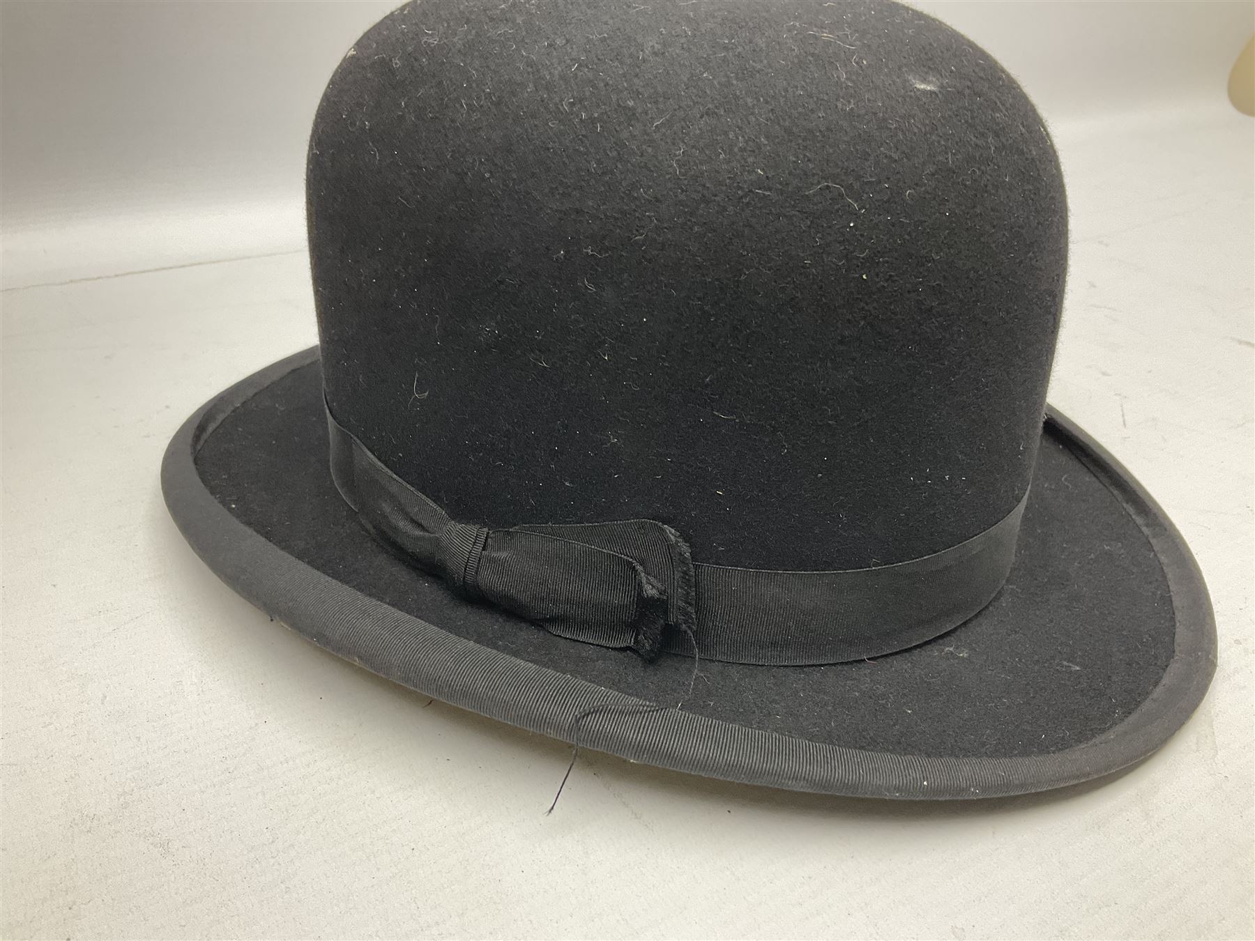 Bowler hat in leather hat box W36cm - Image 5 of 8