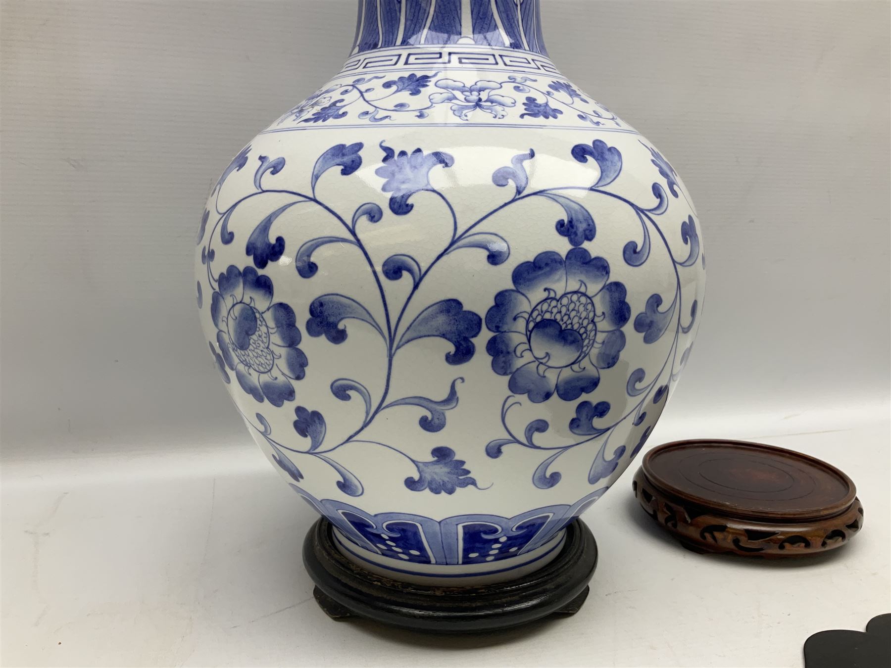 Pair of Japanese Imari bud vases - Image 9 of 9