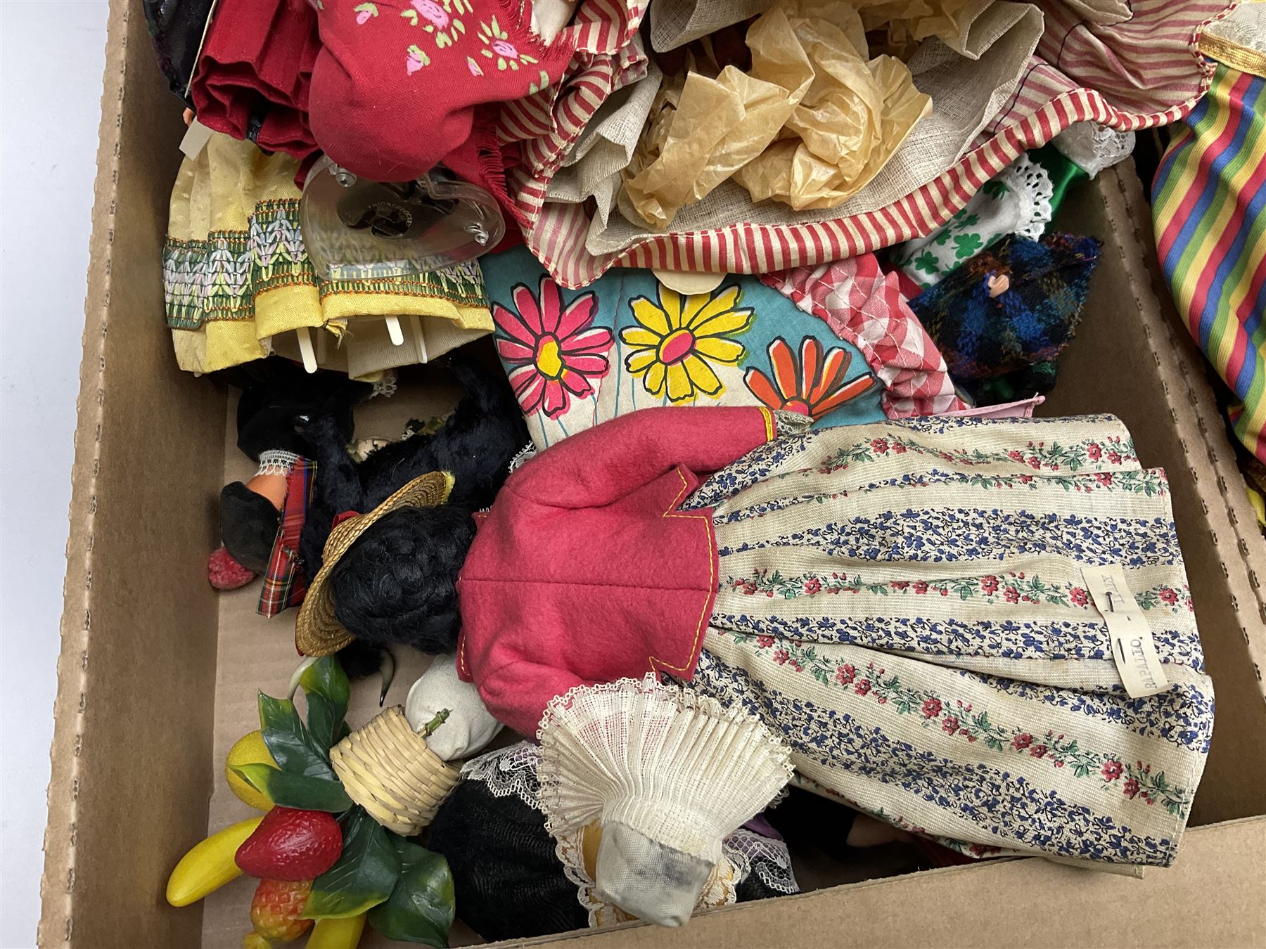 Collection of approximately 150 various dolls of the world - Image 2 of 14