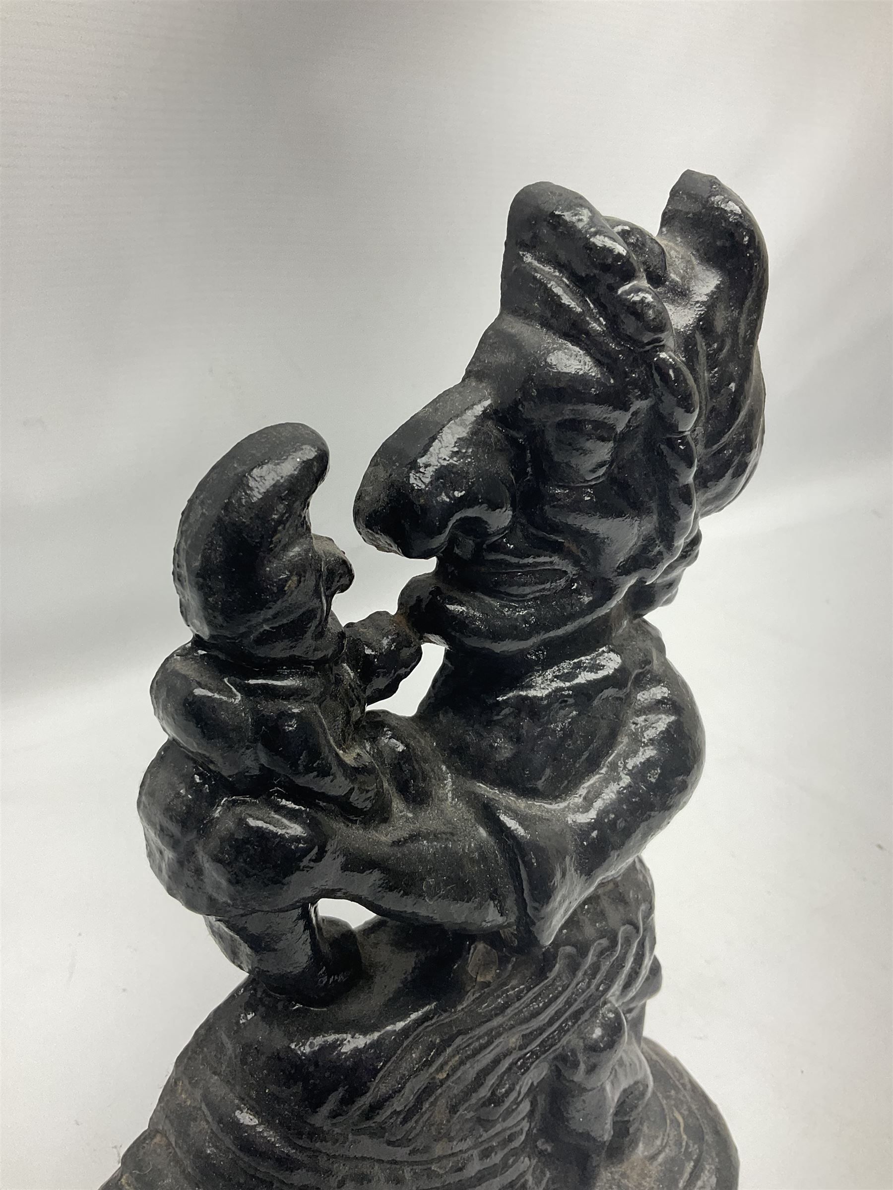 Cast iron moulded doorstop in the form of Punch and Judy - Image 2 of 5