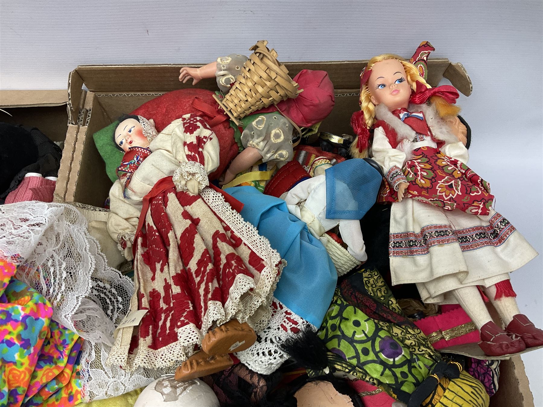 Collection of approximately 150 various dolls of the world - Image 6 of 14