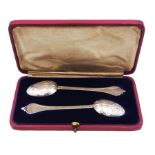Pair of silver Britannia Standard trefid Lace Back pattern teaspoons with rat tail bowls
