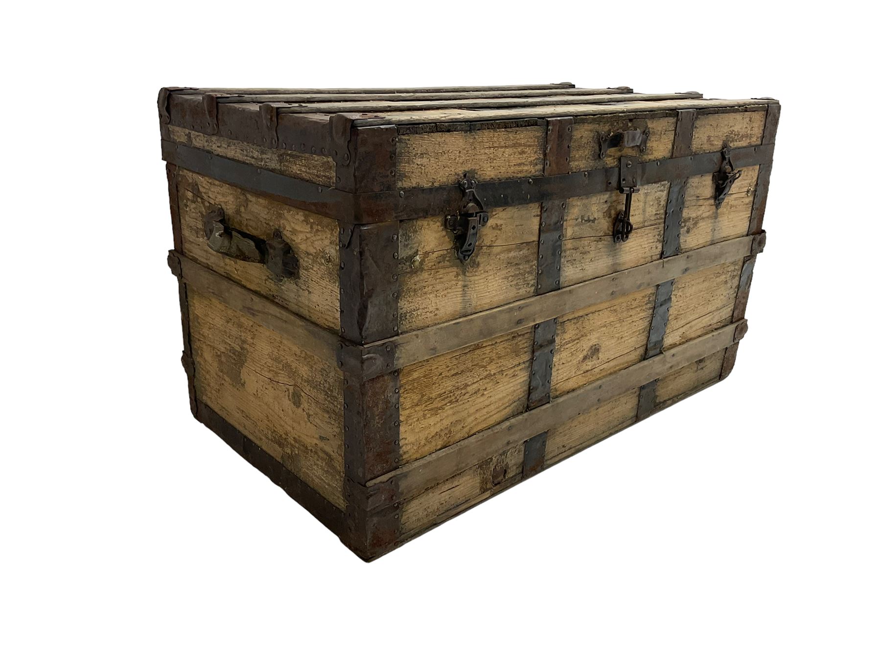 Early 20th century wooden and metal bound trunk - Image 2 of 7
