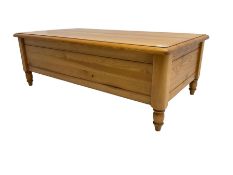 Pine rectangular coffee table with hinged lid