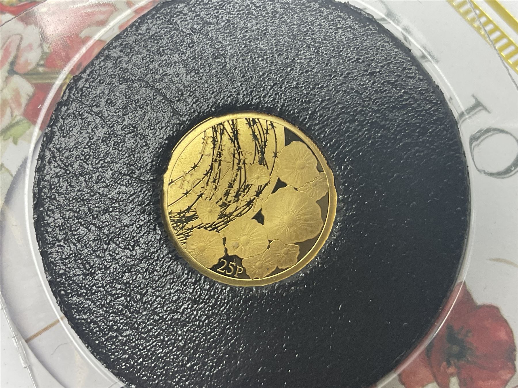 Queen Elizabeth II 2019 'Centenary of Remembrance' gold coin cover and a 'Centenary of Remembrance D - Image 3 of 7
