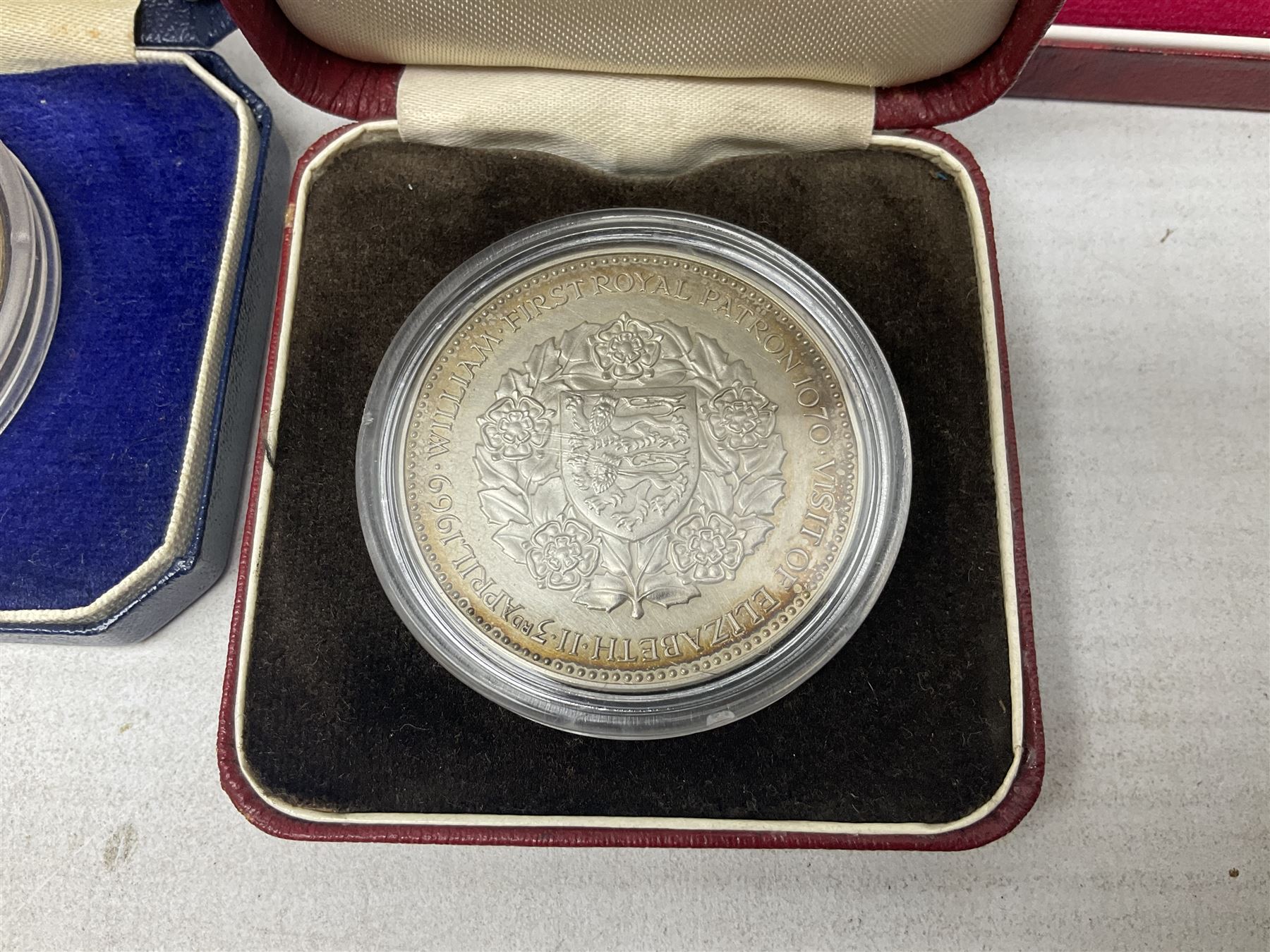 Commemorative coins and medallions - Image 3 of 11