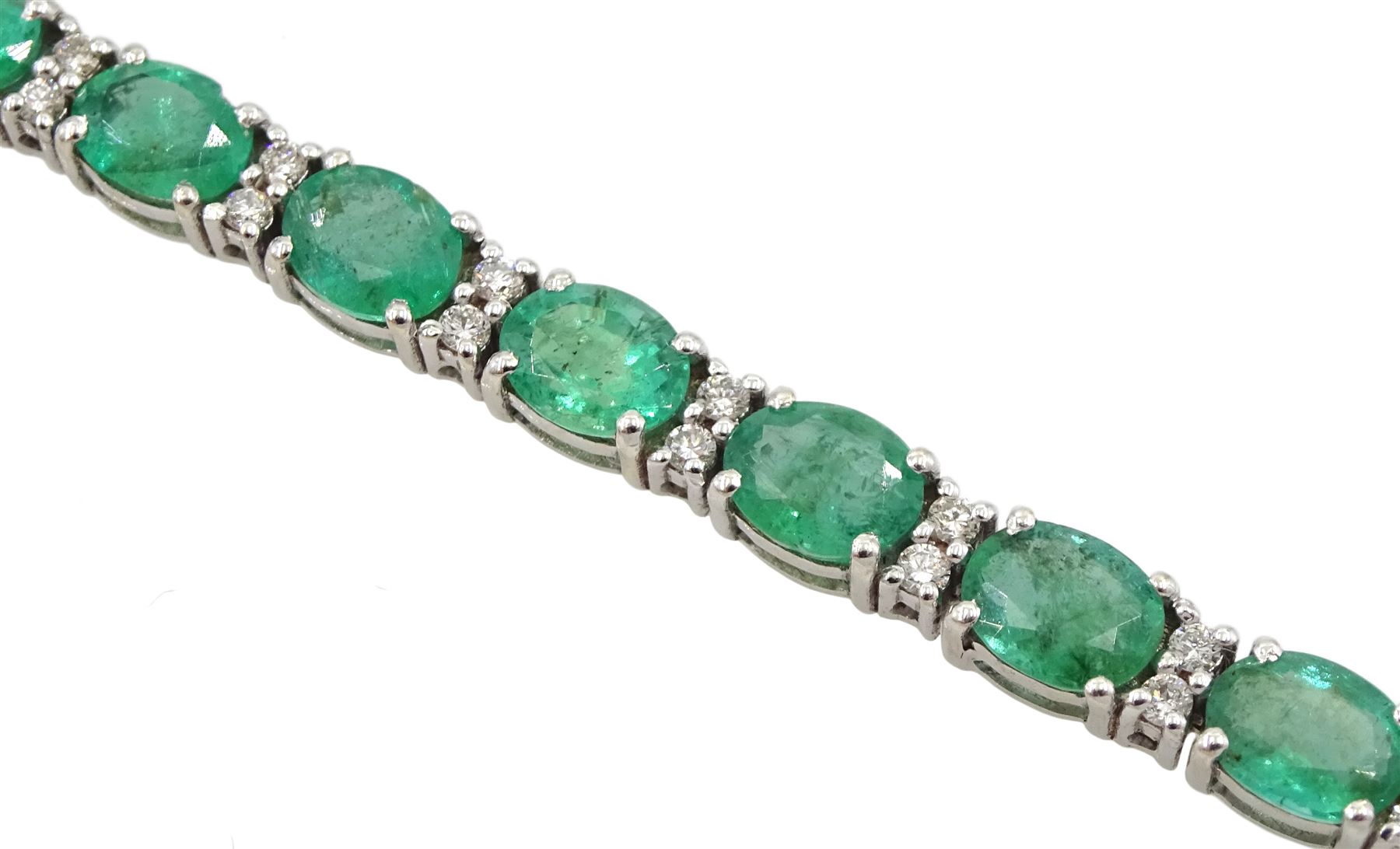 18ct white gold oval emerald and round brilliant cut diamond bracelet - Image 4 of 4