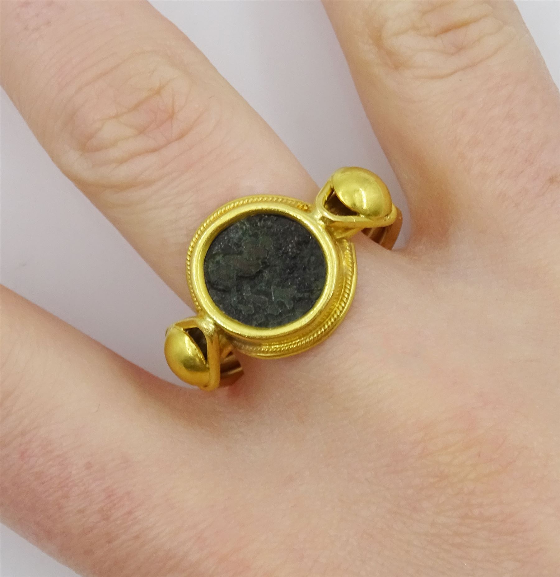 21ct gold carved stone set Egyptian ring - Image 2 of 4