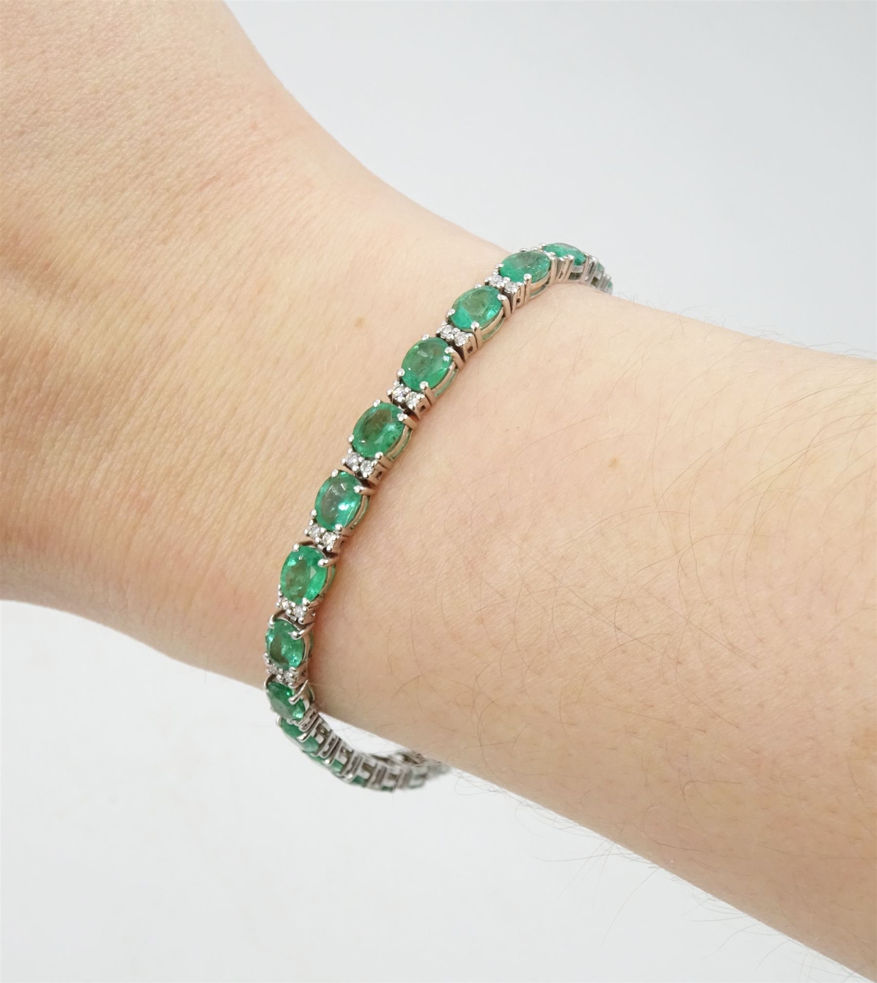 18ct white gold oval emerald and round brilliant cut diamond bracelet - Image 3 of 4