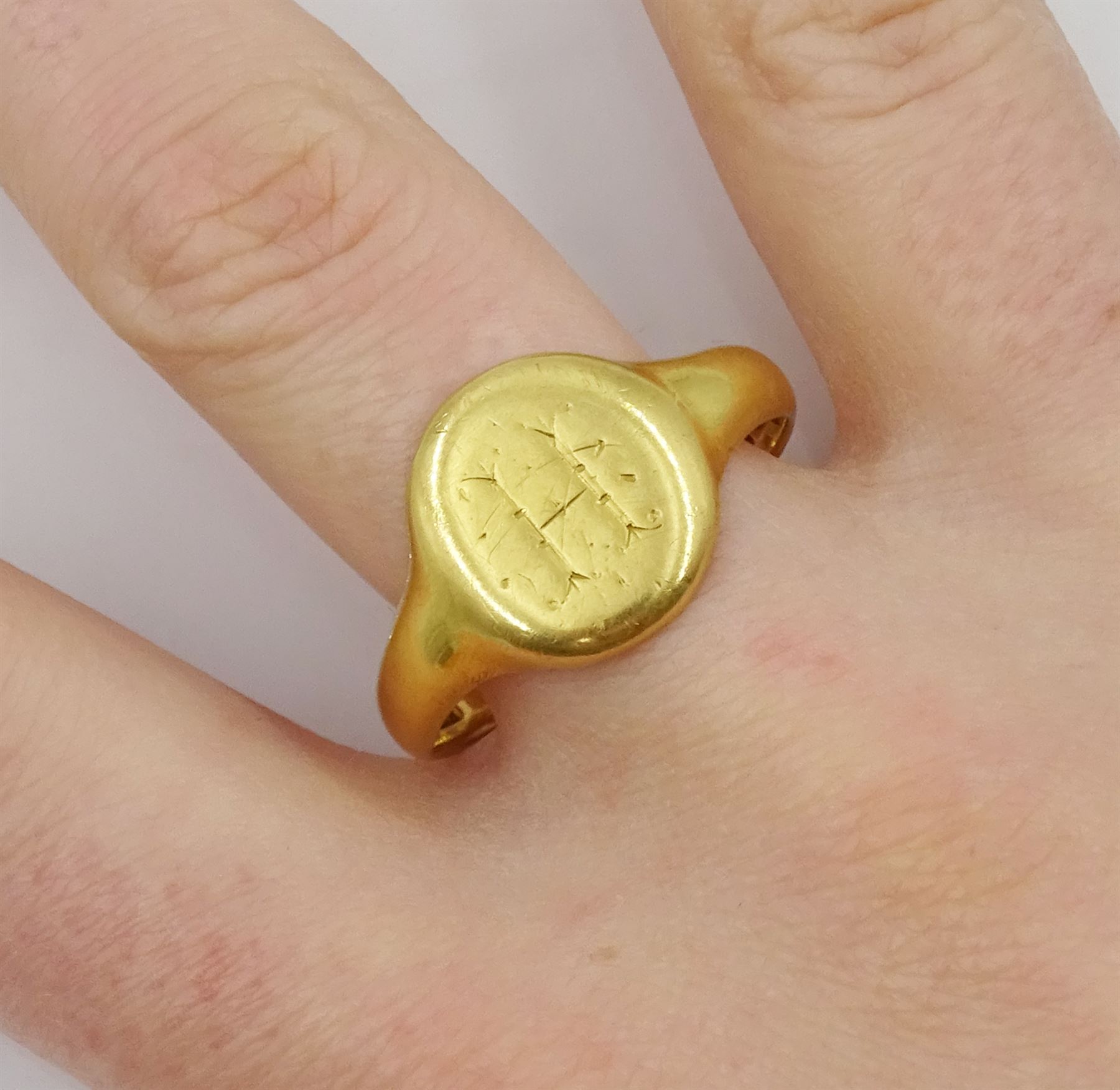Early 20th century 18ct gold signet ring - Image 2 of 4