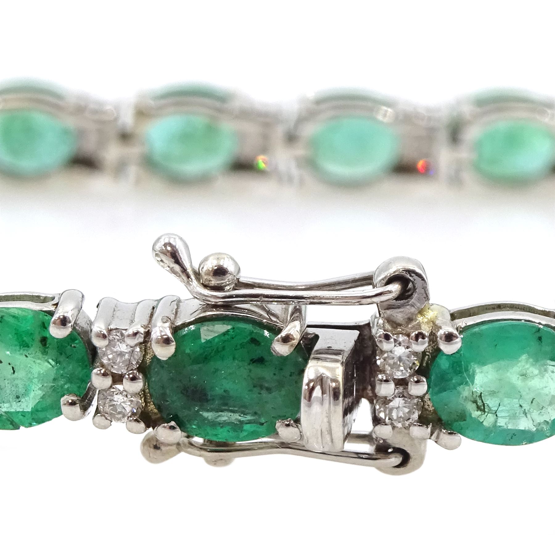 18ct white gold oval emerald and round brilliant cut diamond bracelet - Image 2 of 4