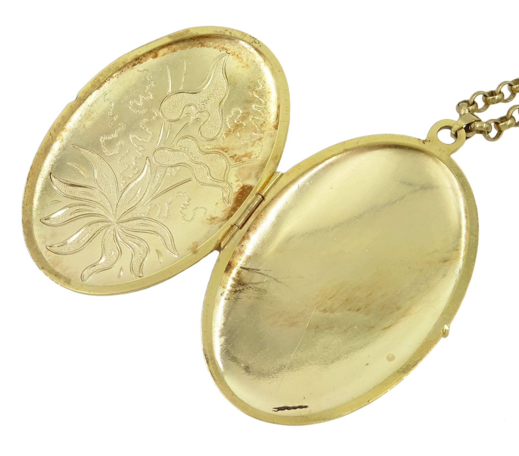 9ct gold oval locket pendant with engraved floral decoration - Image 3 of 3