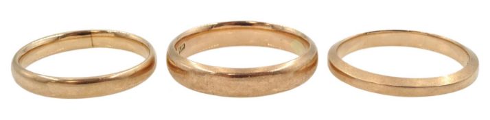 Three early 20th century 9ct rose gold wedding bands