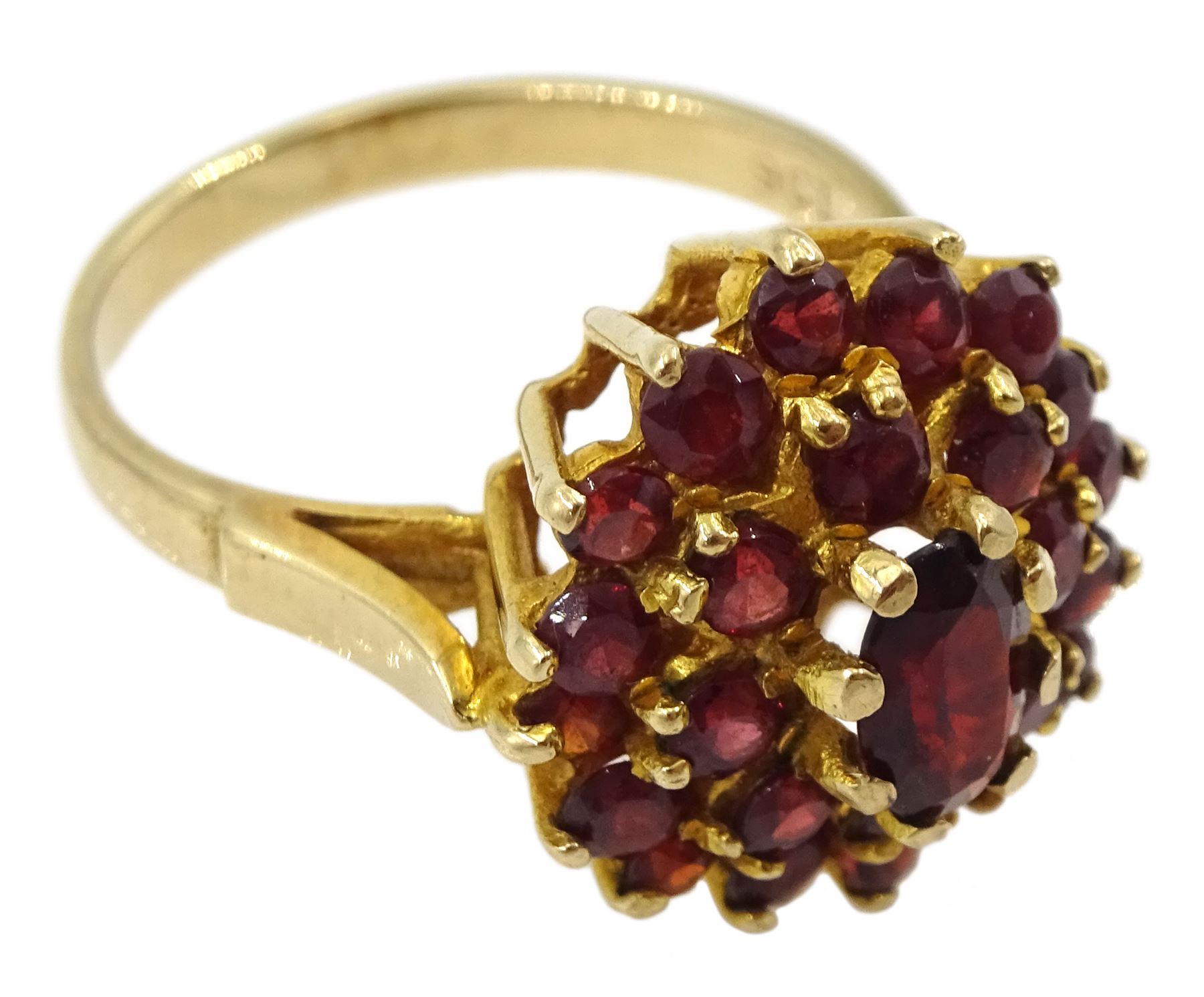 Gold oval and round garnet cluster ring - Image 3 of 4