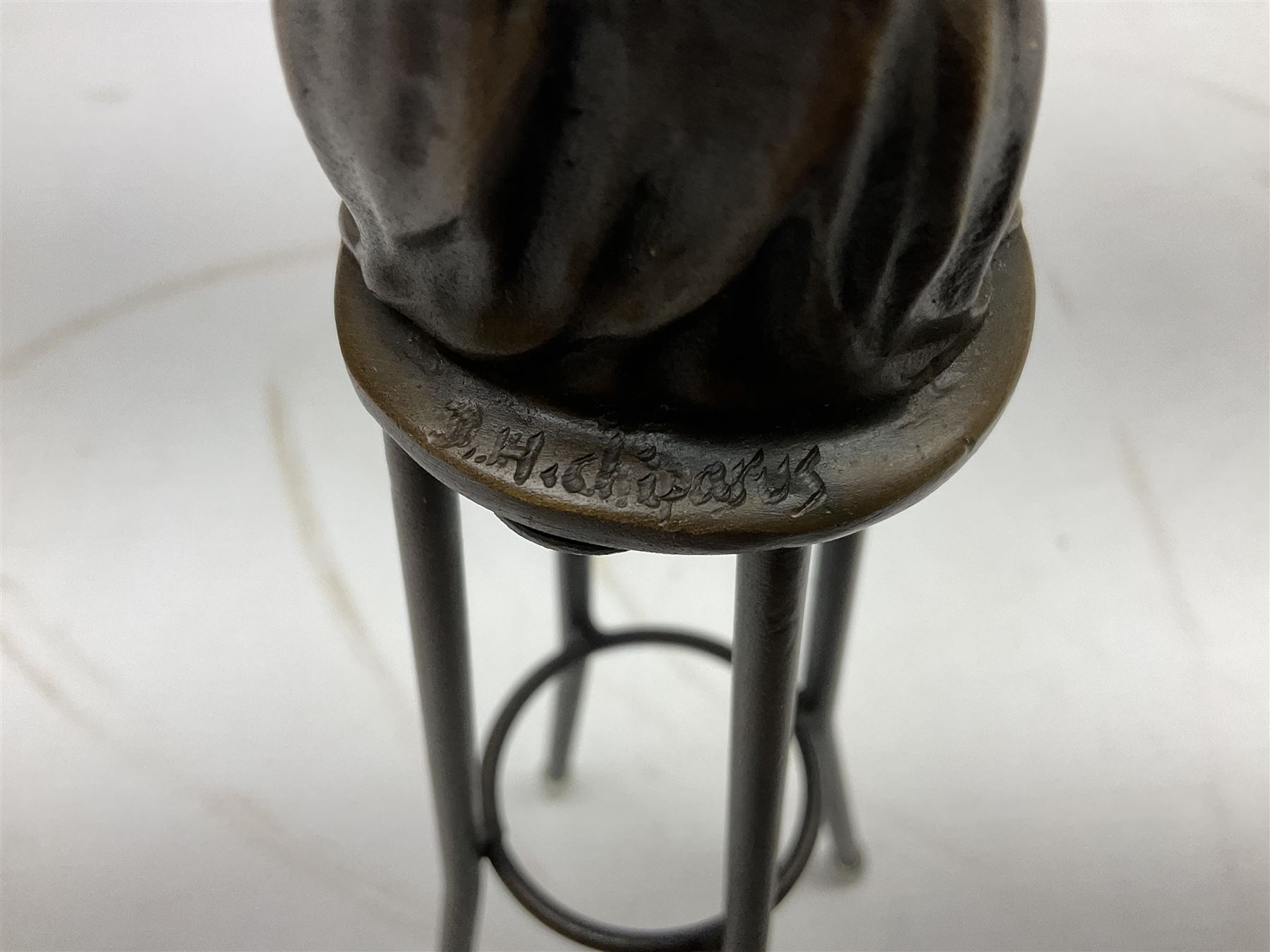 Art Deco style bronze figure of a lady seated on a stool applying lipstick - Bild 6 aus 6