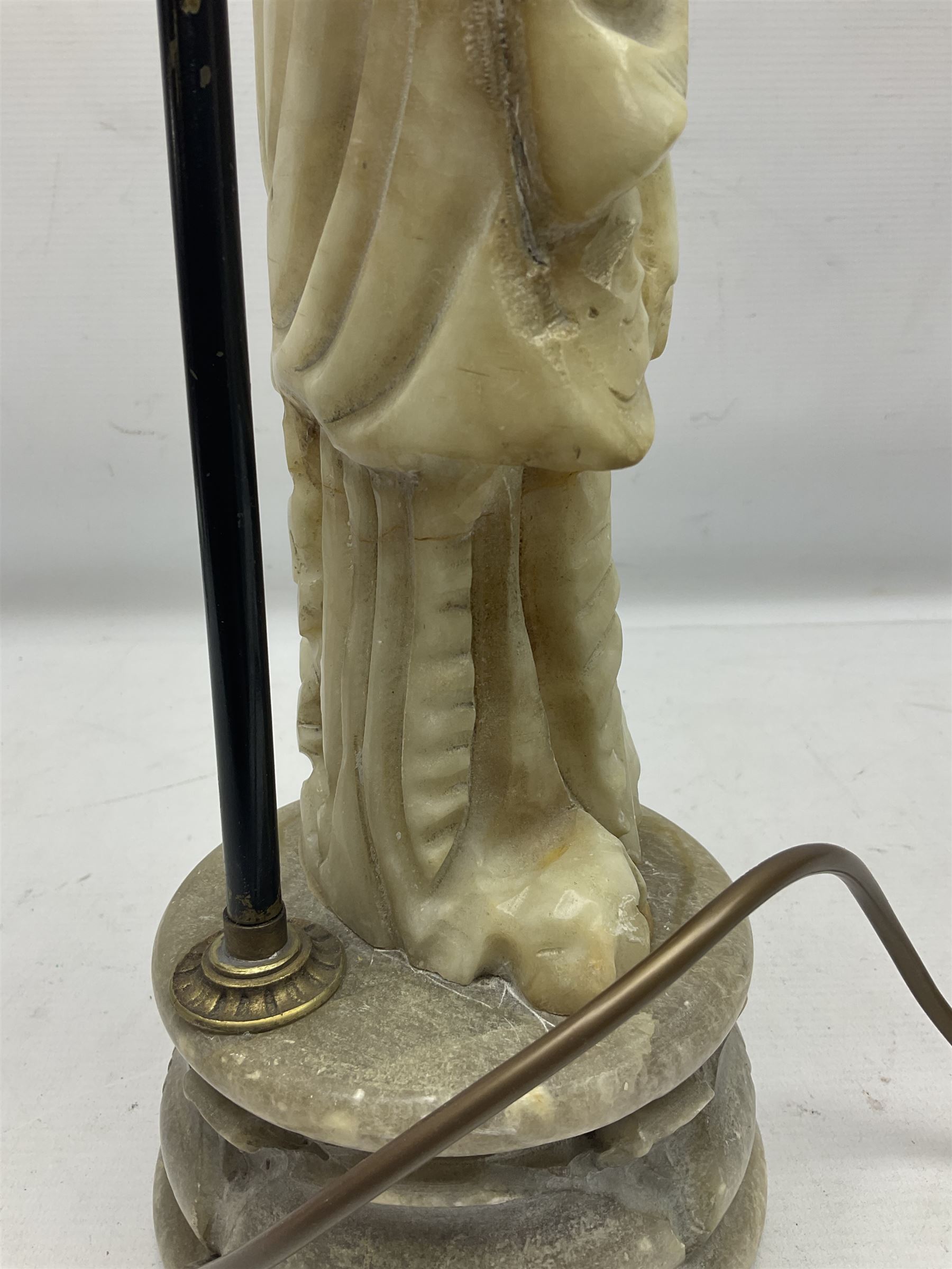 Carved soapstone lamp of Quan Yin on a lotus base - Bild 9 aus 15