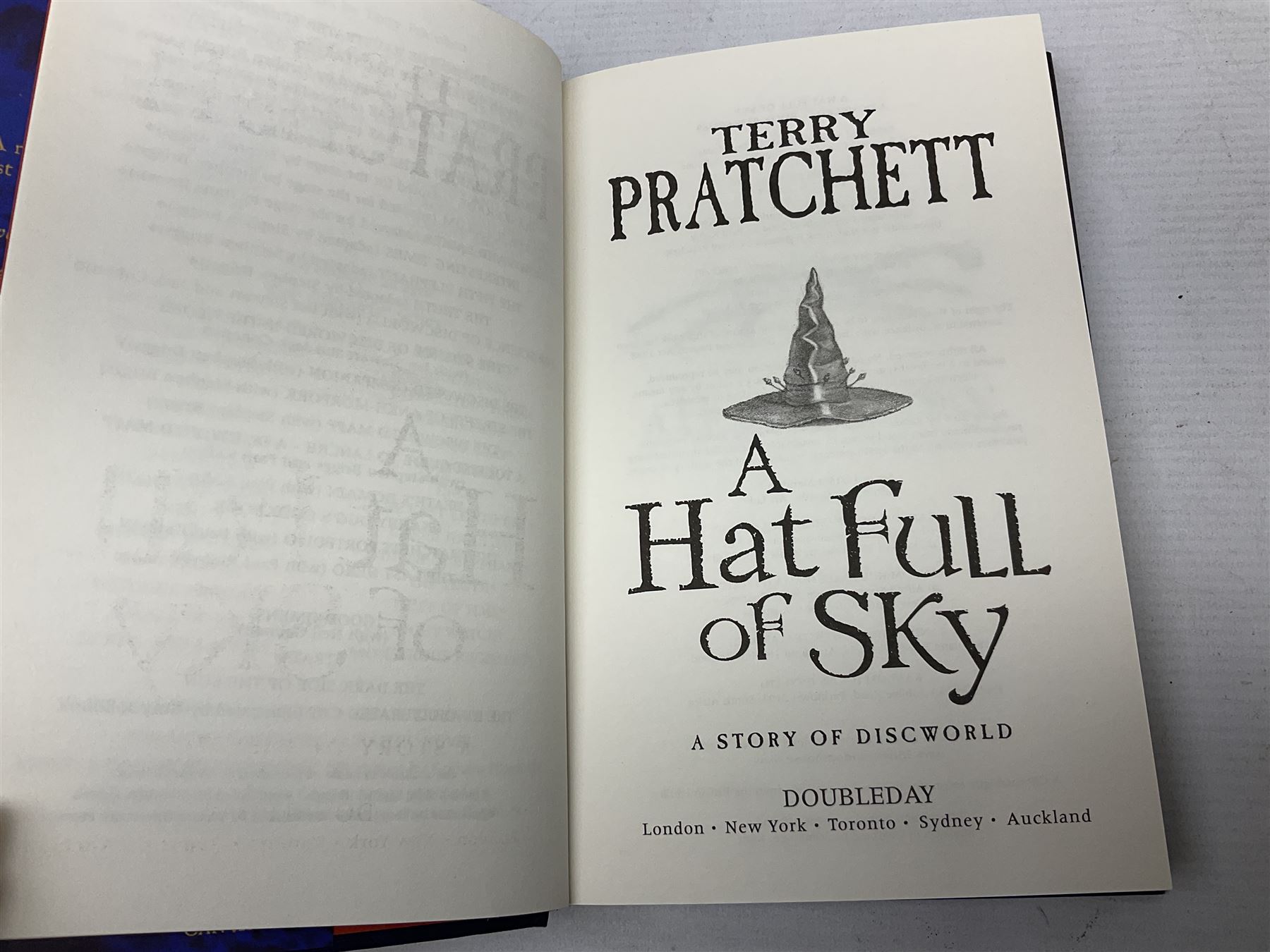 Collection of twenty-three hardback Terry Pratchett books - Image 9 of 18