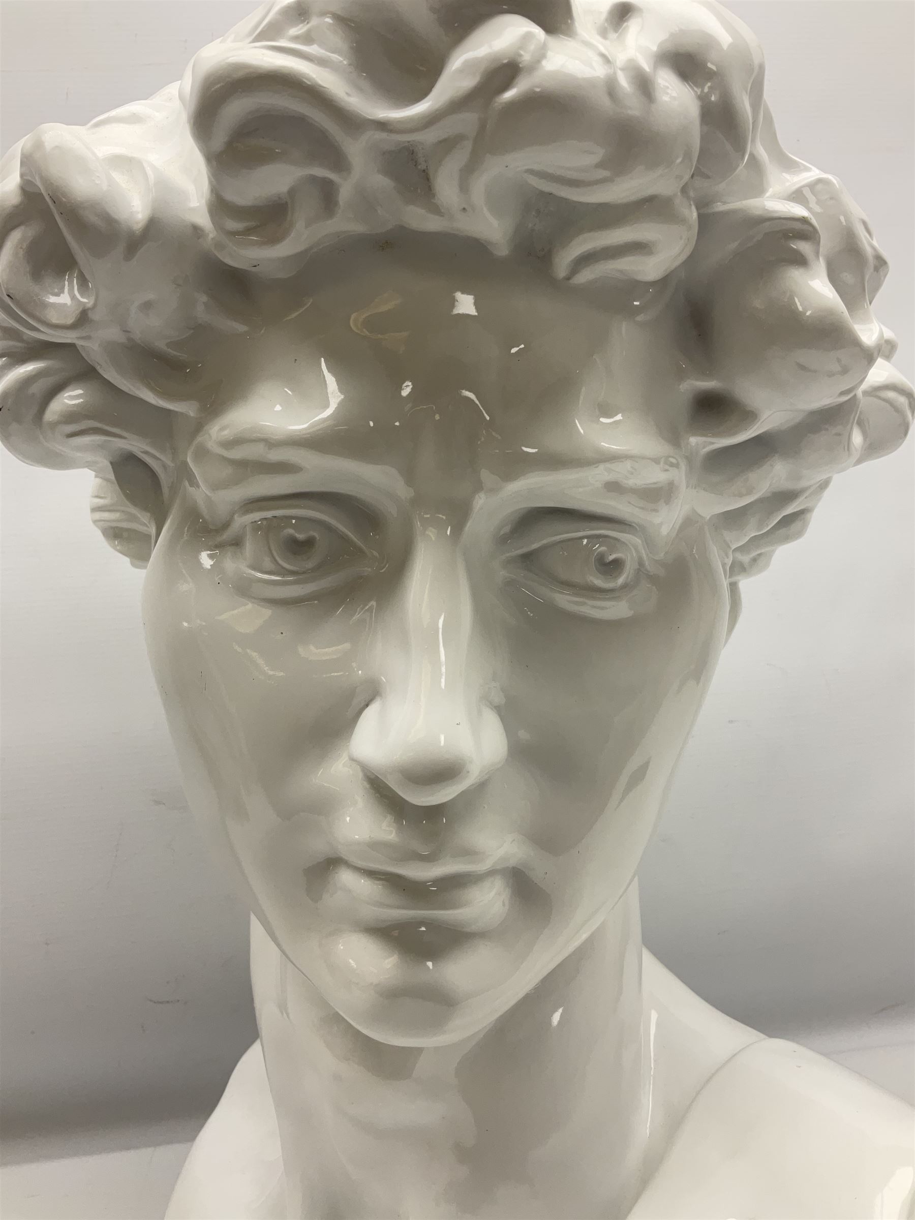 Large bust of Michelangelo's David in glossy white finish - Image 3 of 10