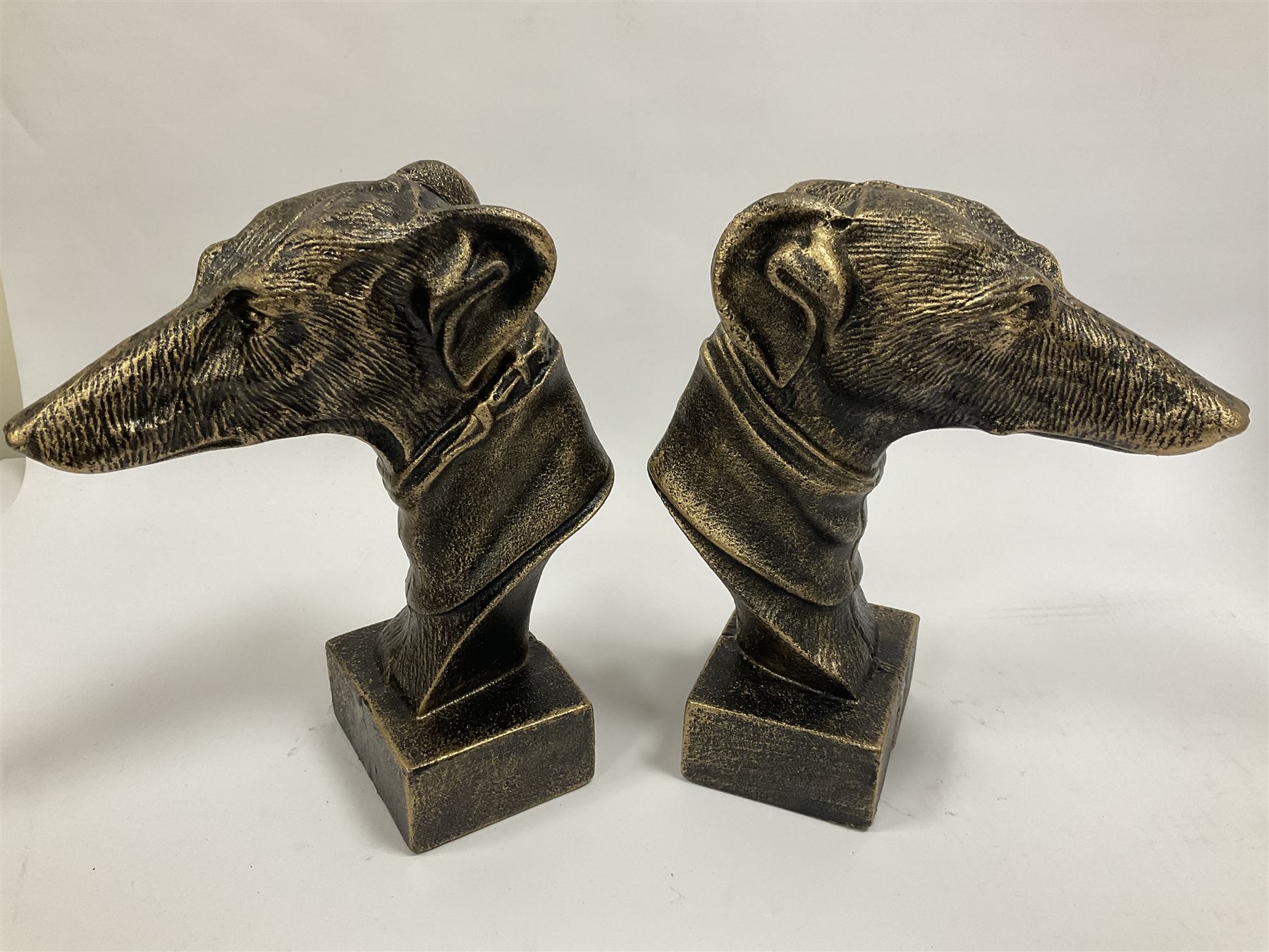 Pair of bronzed cast iron greyhound busts on plinths - Bild 2 aus 4