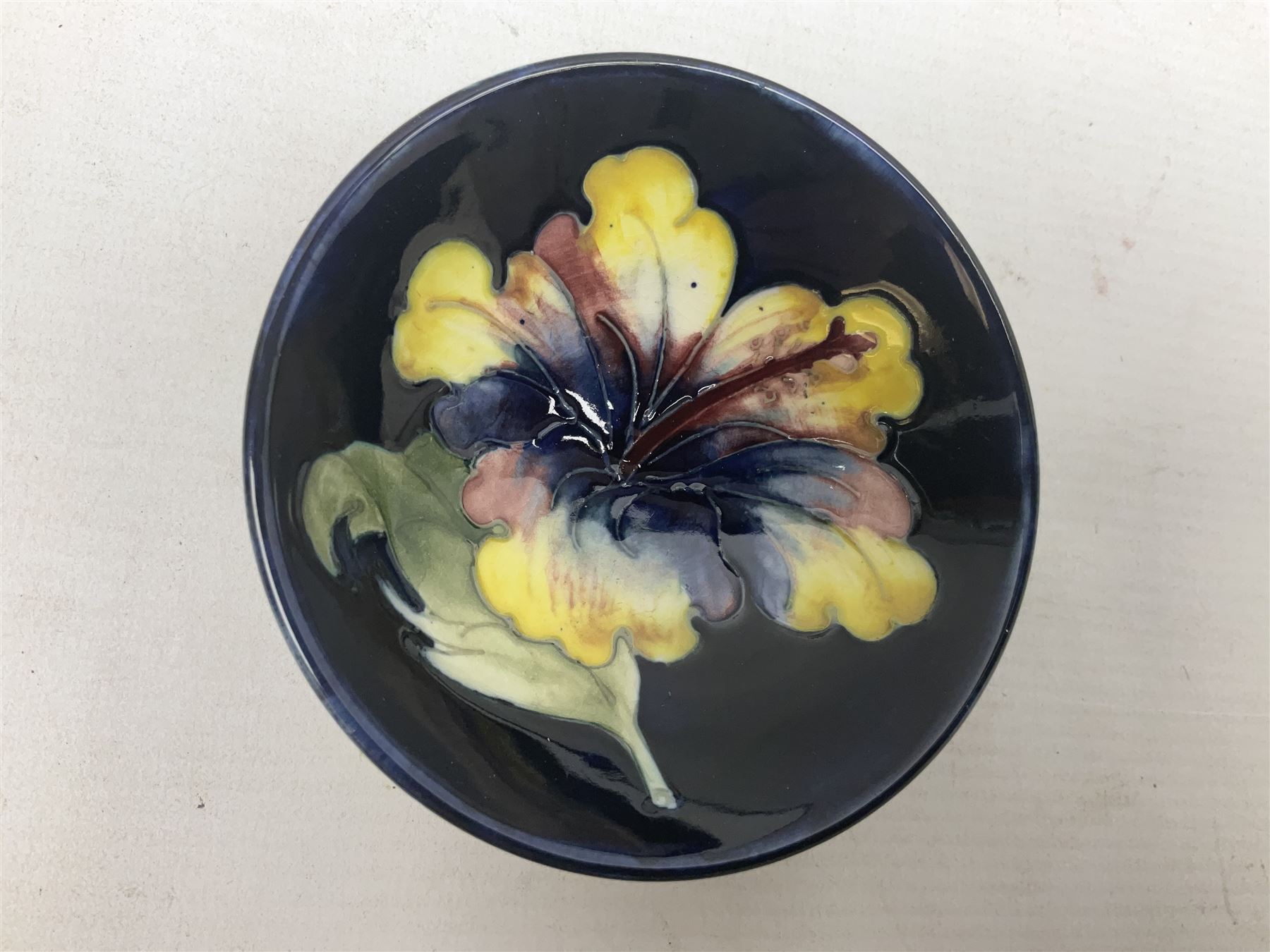 Moocroft small footed circular dish decorated in the Hibiscus pattern upon cobalt blue ground - Image 6 of 9