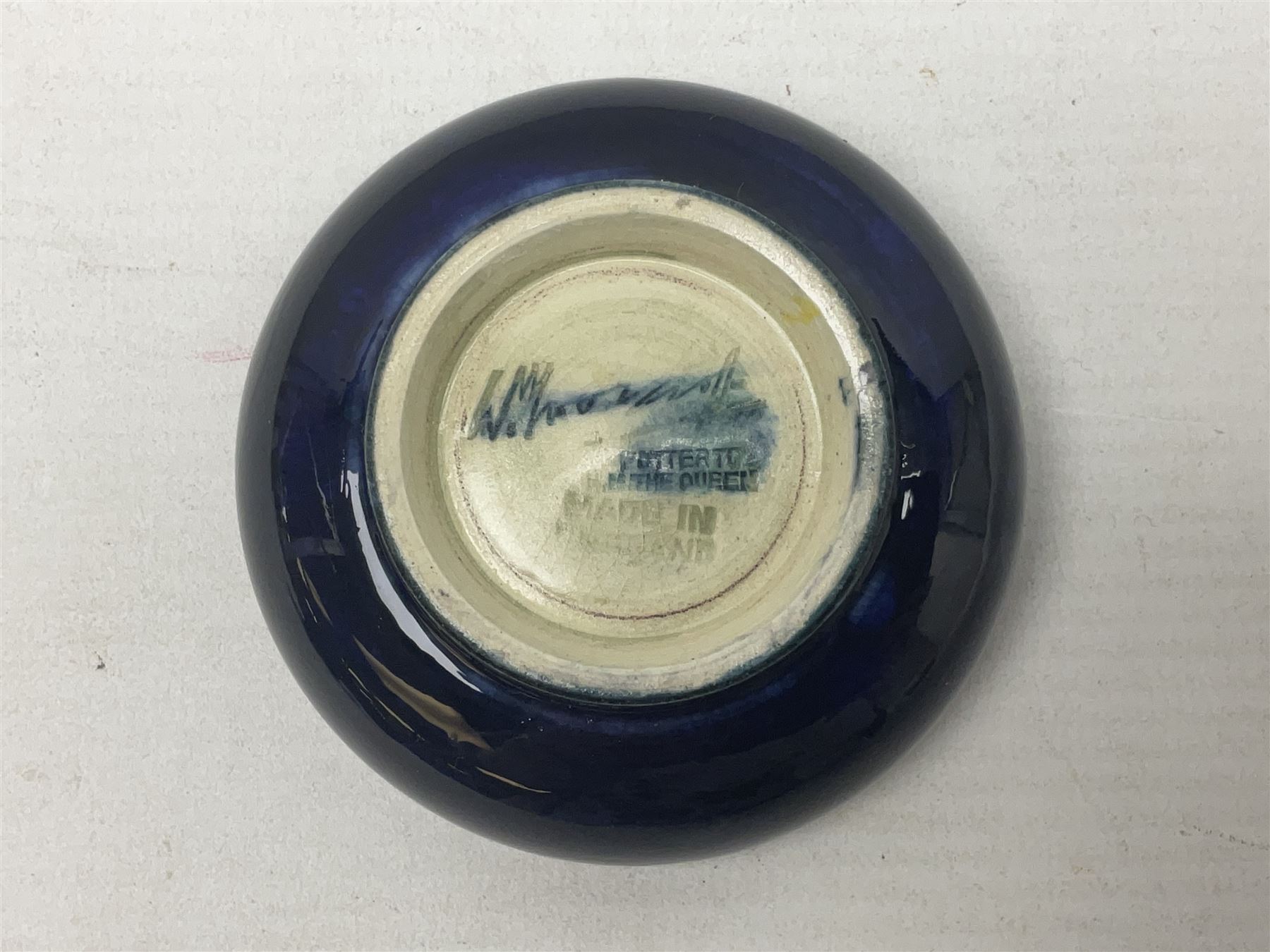 Moocroft small footed circular dish decorated in the Hibiscus pattern upon cobalt blue ground - Image 5 of 9