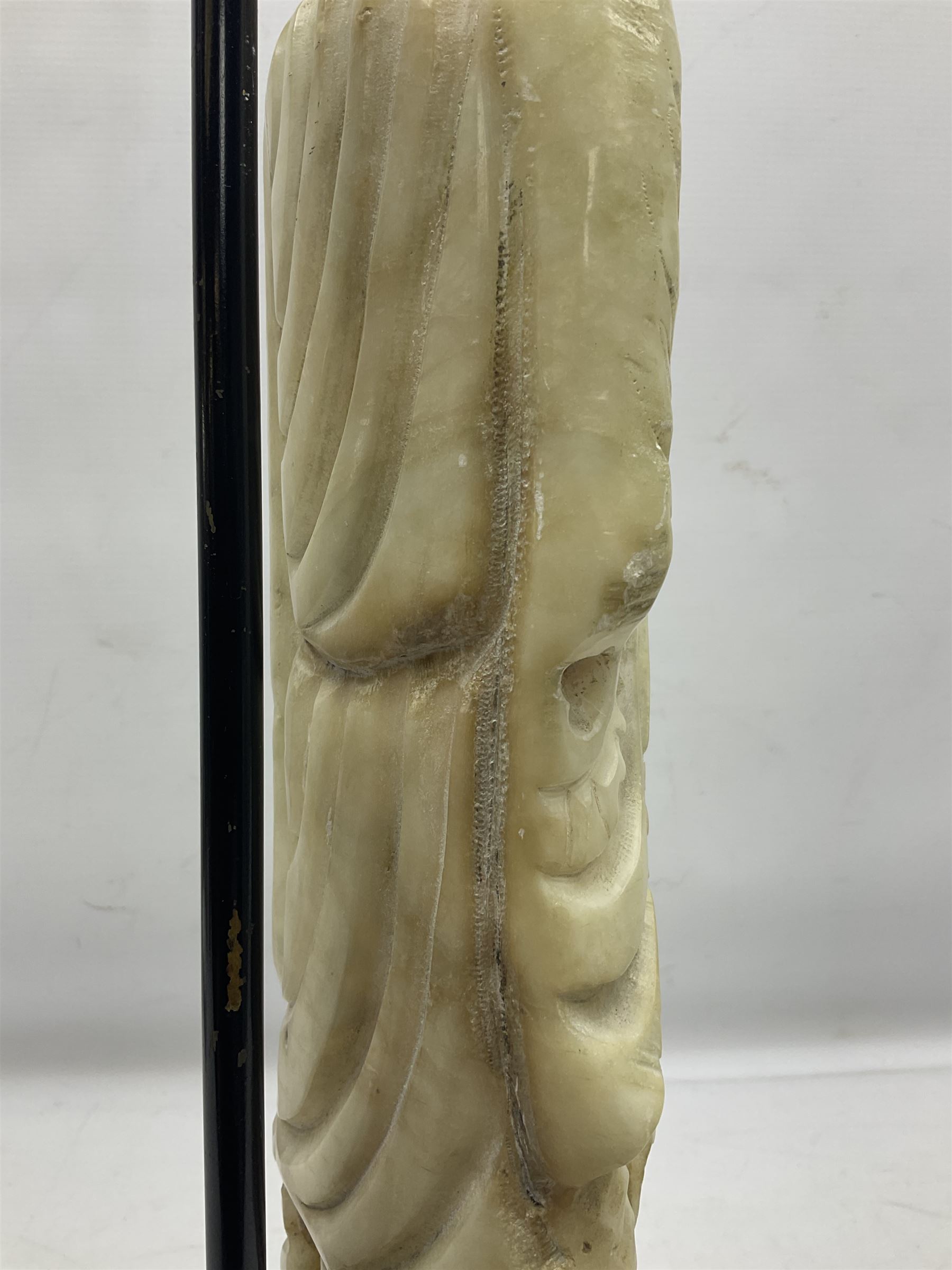 Carved soapstone lamp of Quan Yin on a lotus base - Bild 8 aus 15