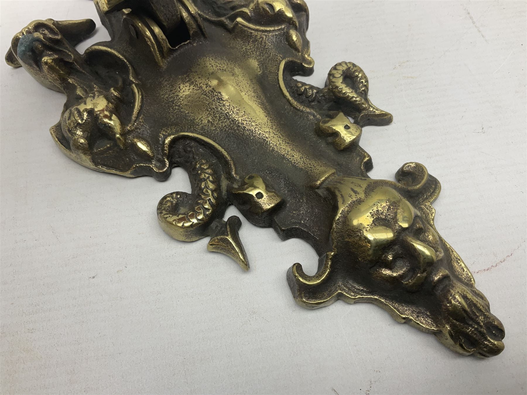 Gothic style cast brass door knocker - Image 6 of 9