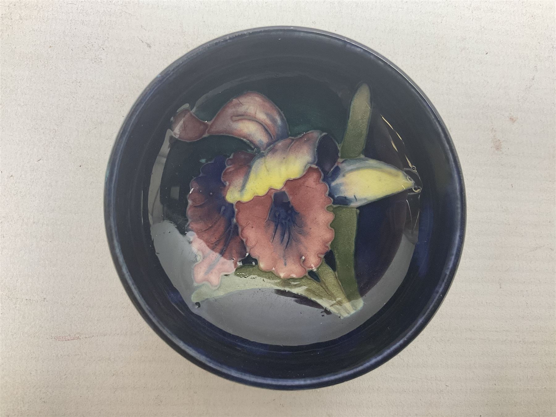 Moocroft small footed circular dish decorated in the Hibiscus pattern upon cobalt blue ground - Image 3 of 9