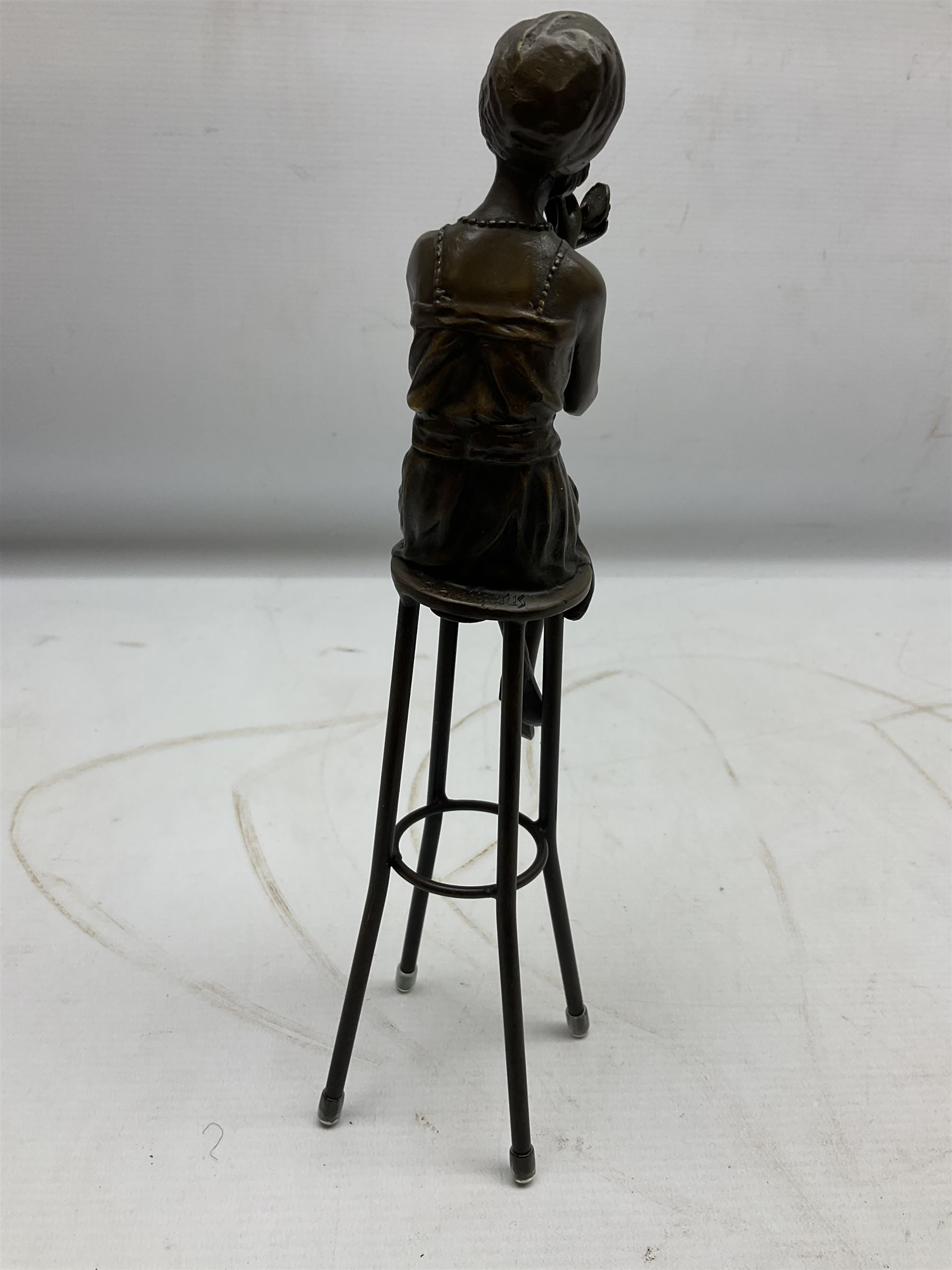 Art Deco style bronze figure of a lady seated on a stool applying lipstick - Bild 5 aus 6