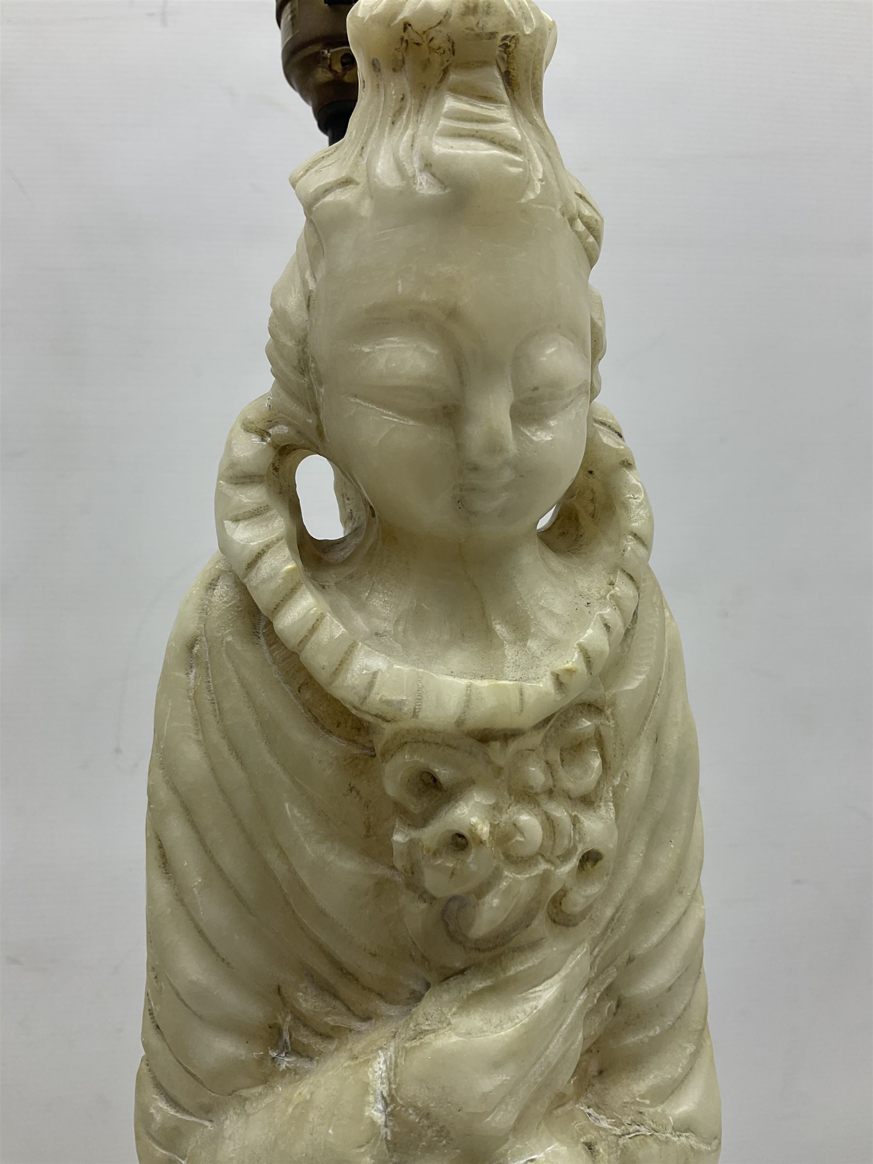 Carved soapstone lamp of Quan Yin on a lotus base - Bild 4 aus 15