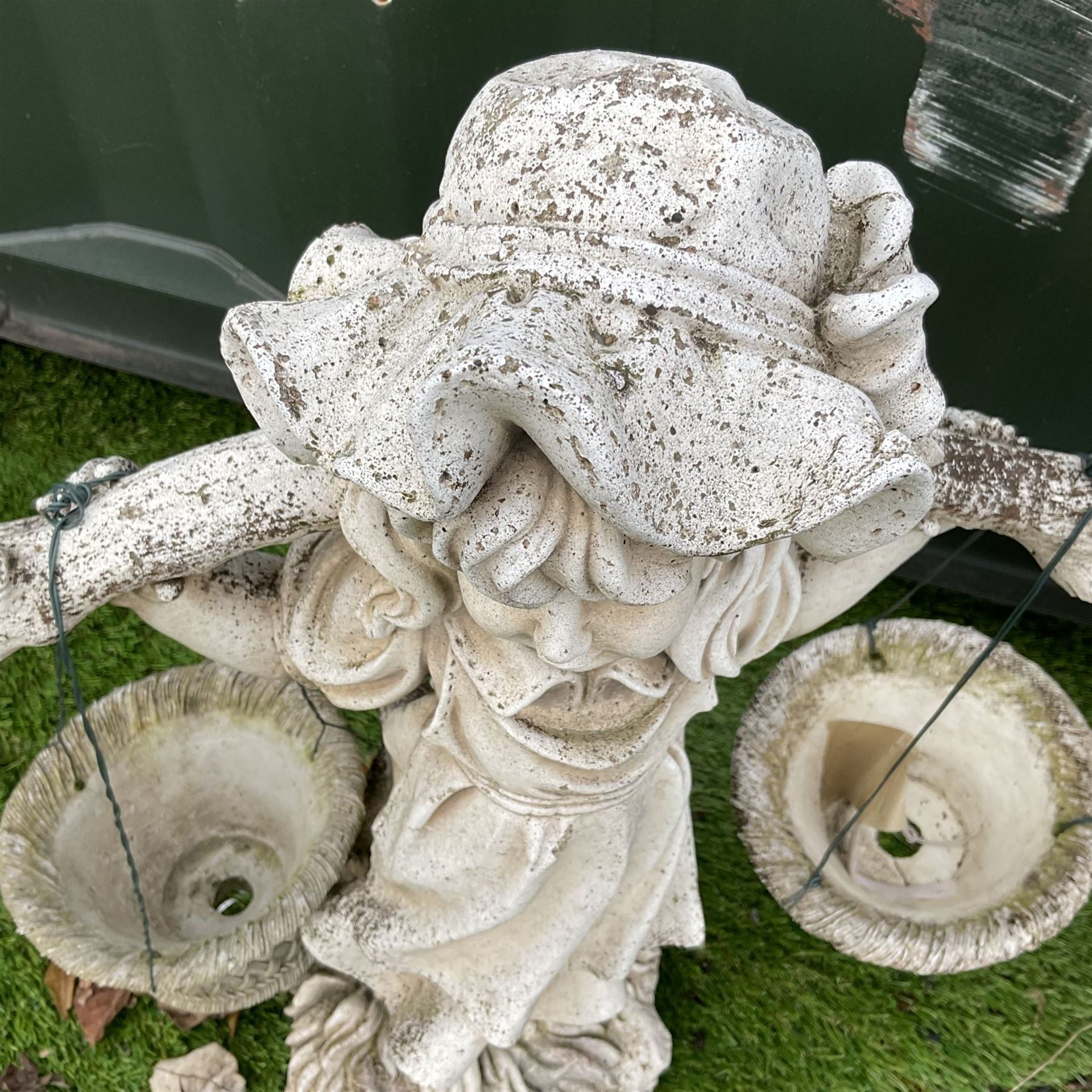 Pair of cast stone girl and boy garden ornaments - THIS LOT IS TO BE COLLECTED BY APPOINTMENT FROM D - Bild 4 aus 5