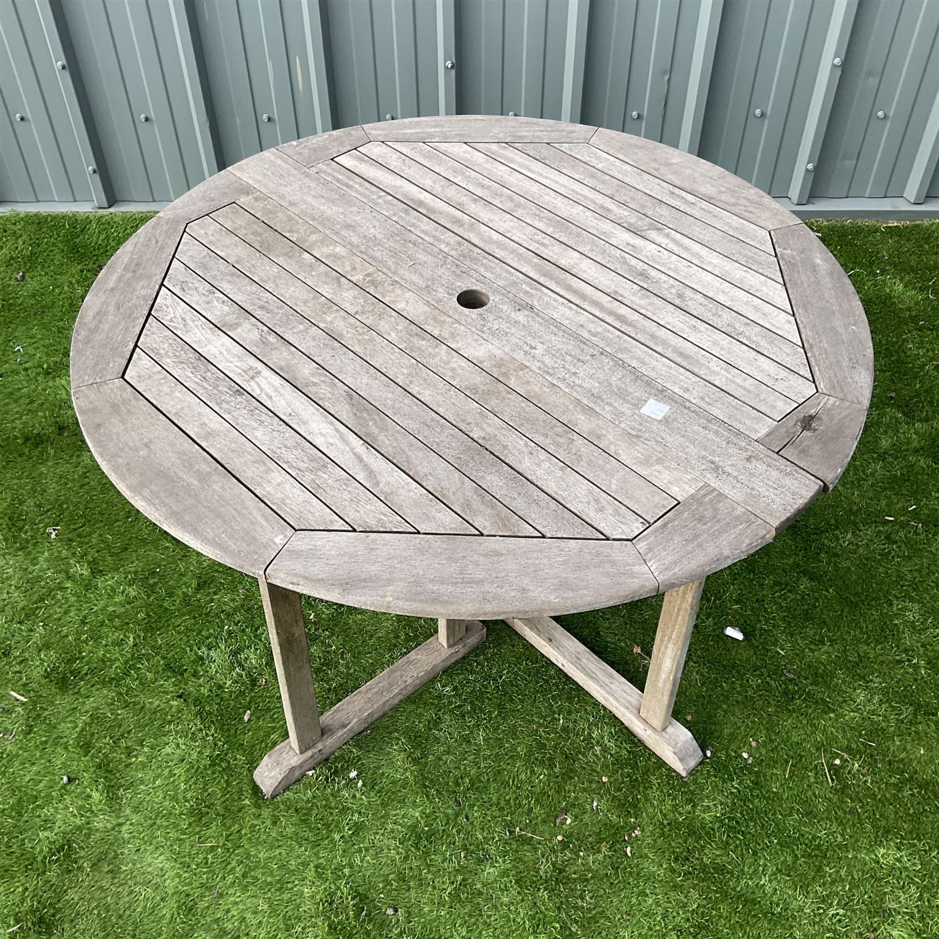 Teak circular drop leaf garden table - Image 2 of 3