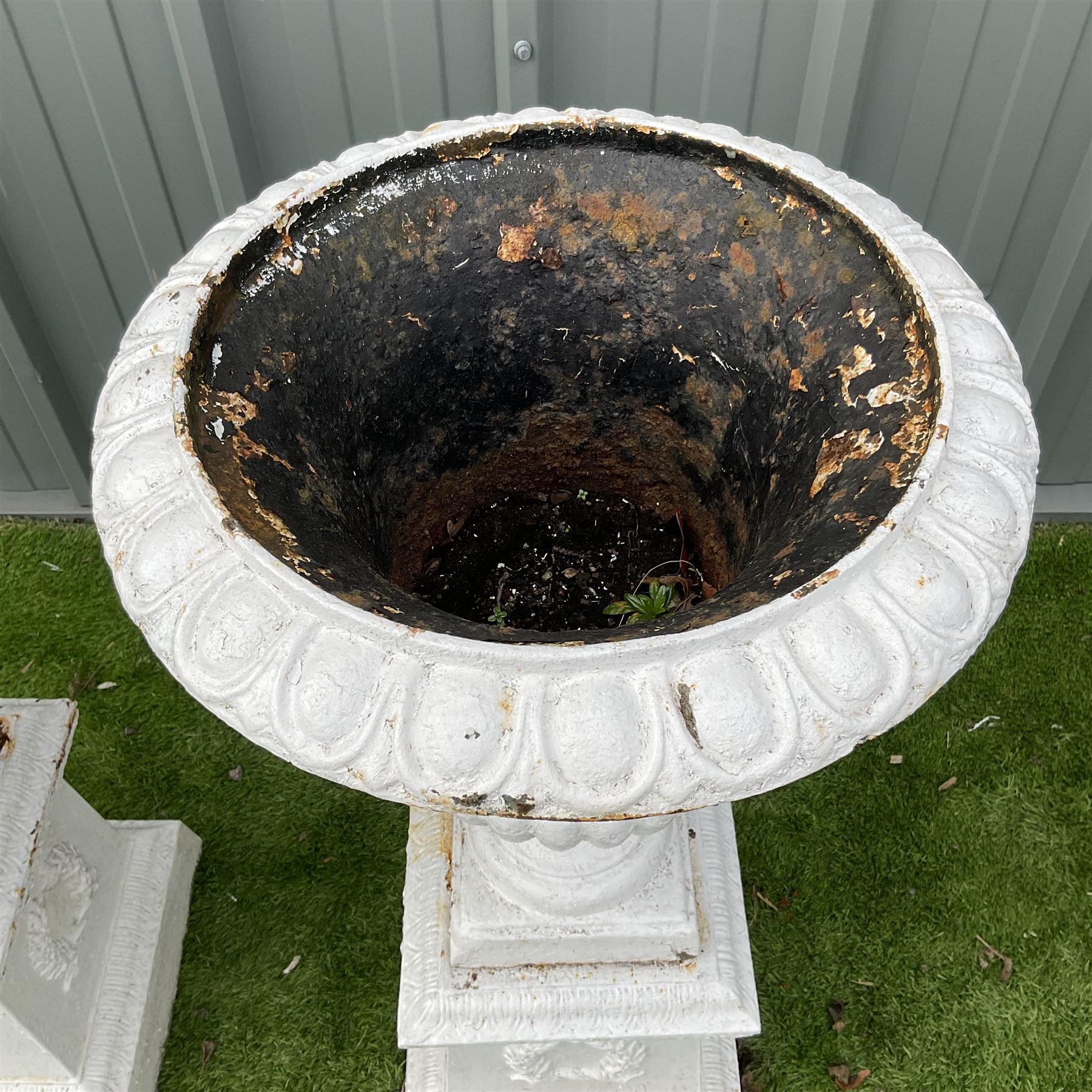 Pair of Victorian cast iron white painted urns on plinths - THIS LOT IS TO BE COLLECTED BY APPOINTME - Image 3 of 5