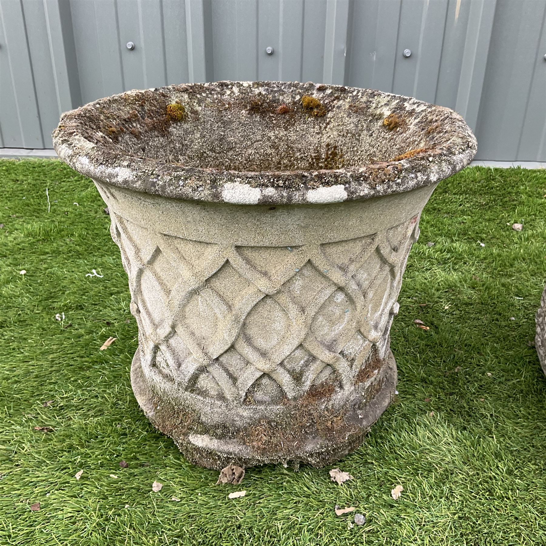 Cast stone swan planter and cast stone planter - Image 2 of 4
